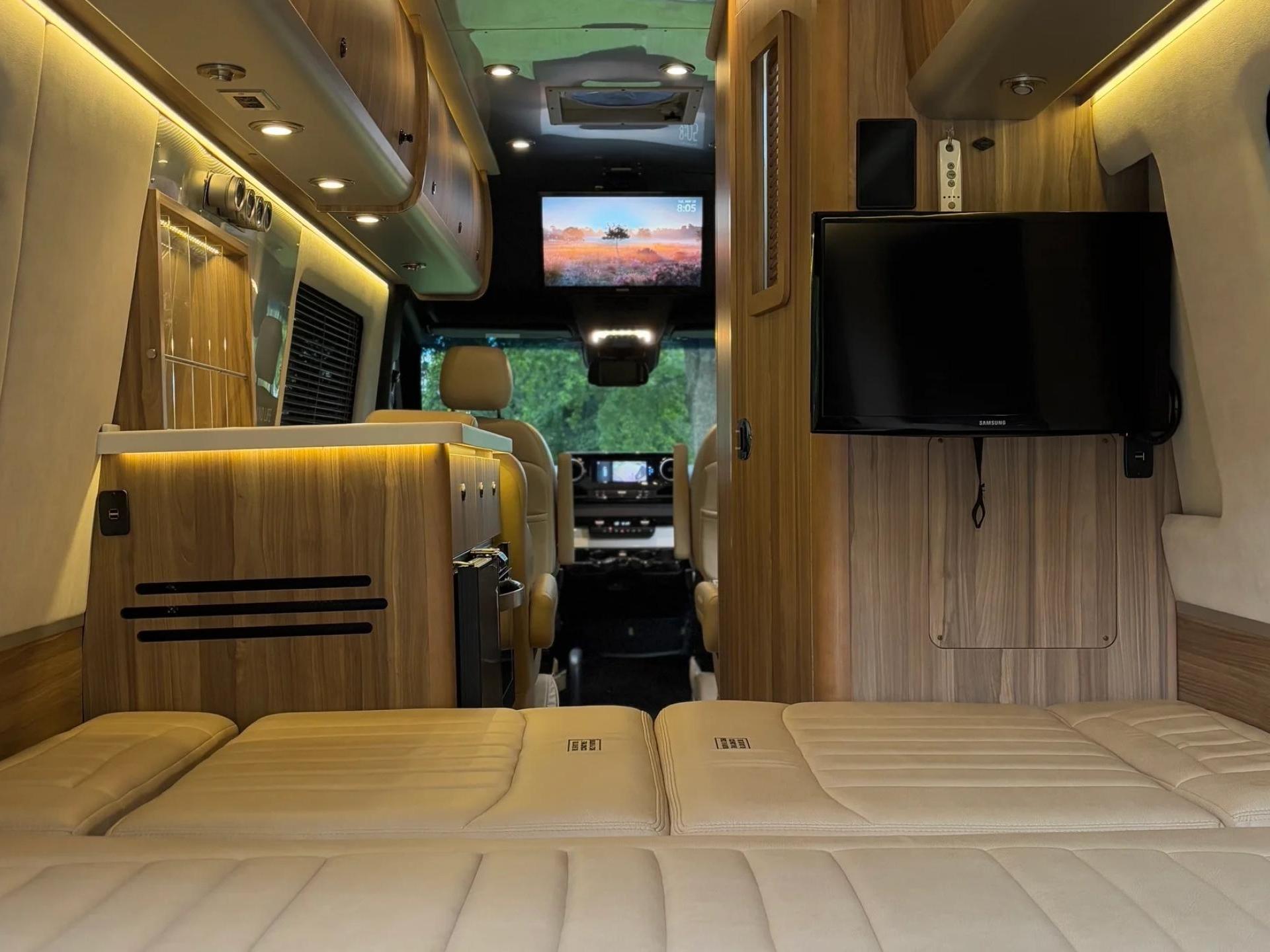 2020 AIRSTREAM INTERSTATE TOMMY BAHAMA EDITION LOUNGE EXT 4WD