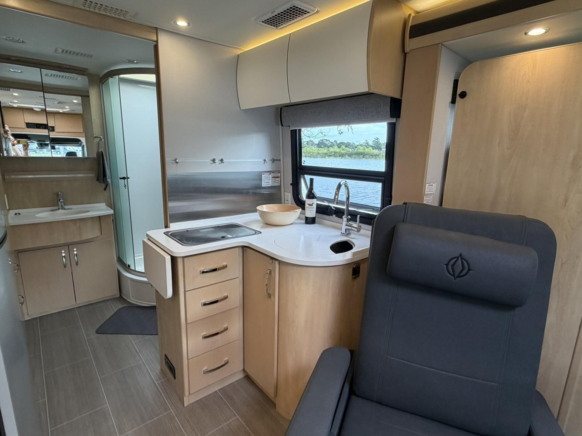 2018 LEISURE TRAVEL VANS UNITY U24MB