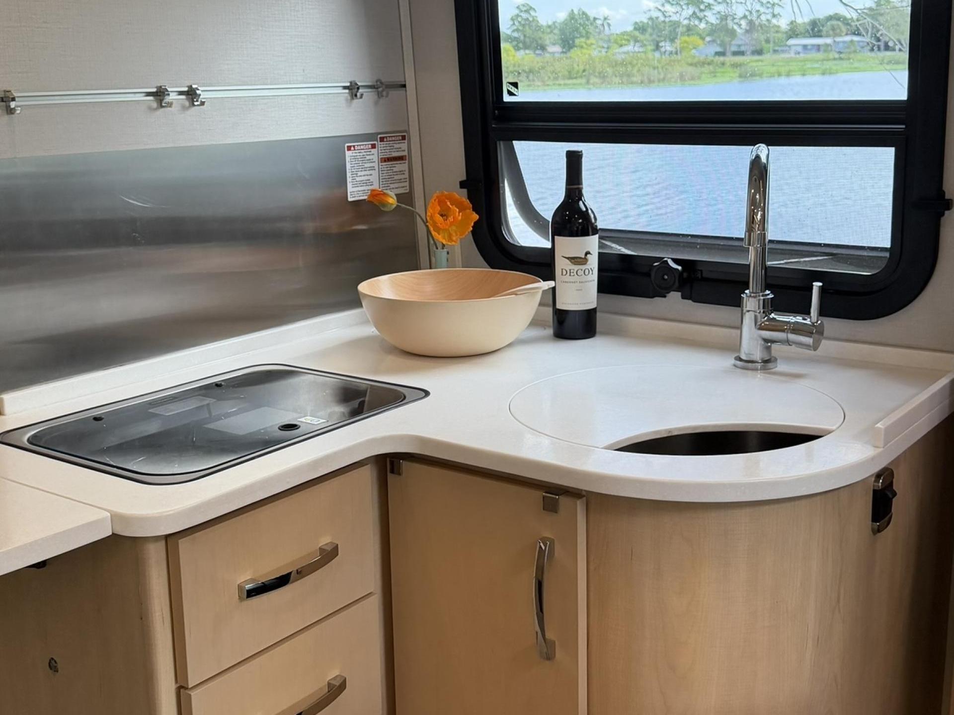 2018 LEISURE TRAVEL VANS UNITY U24MB