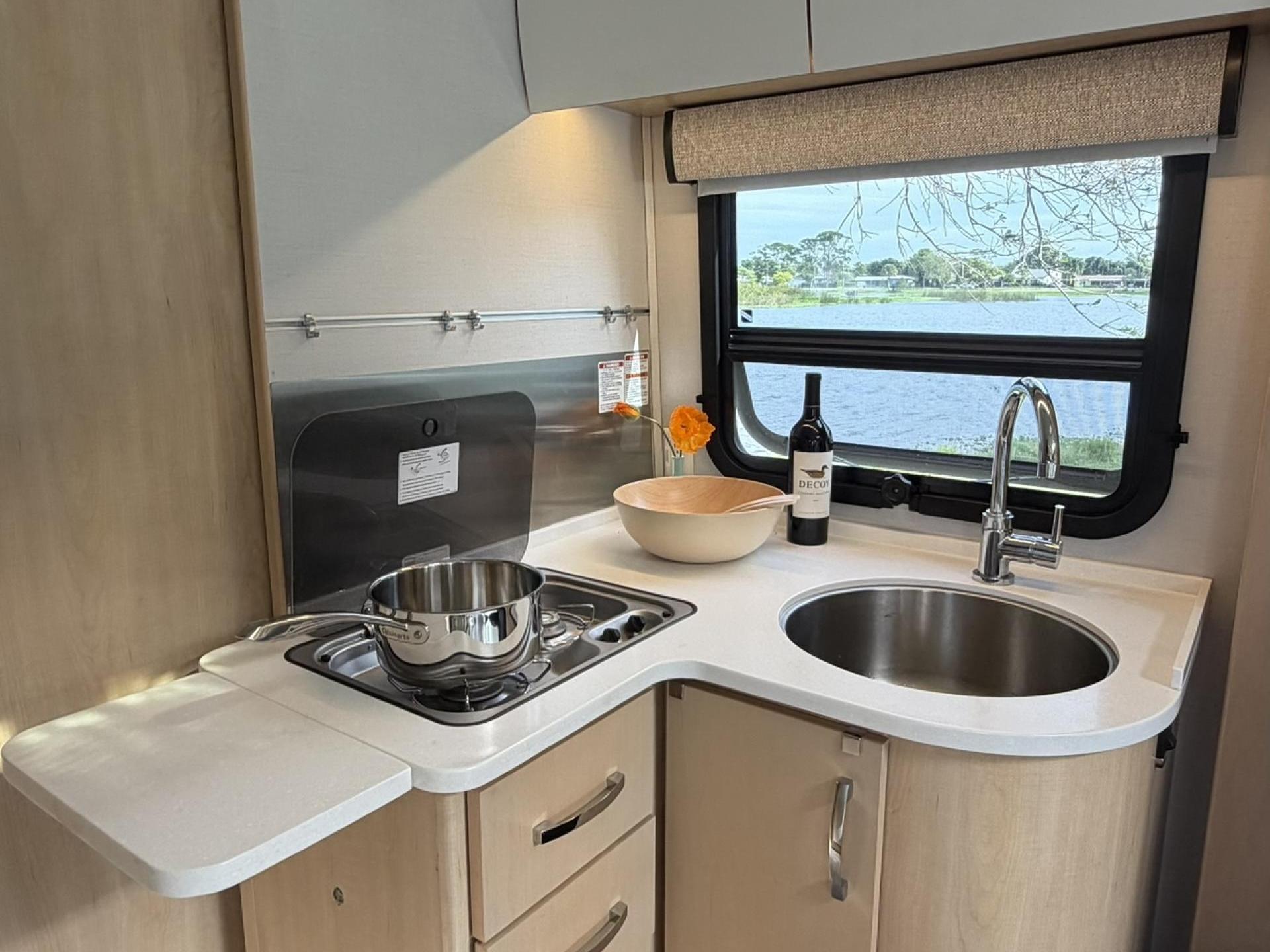 2018 LEISURE TRAVEL VANS UNITY U24MB