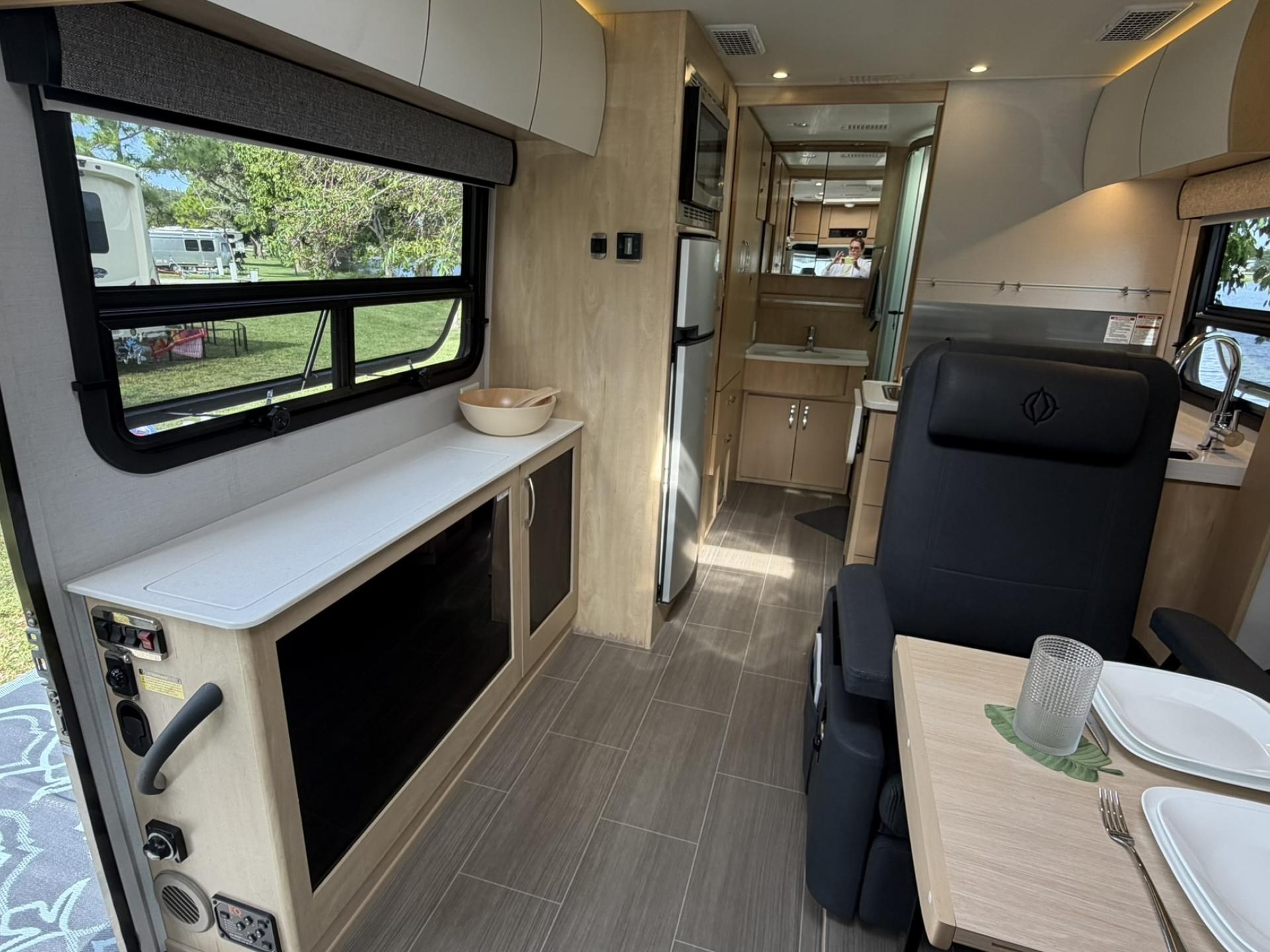 2018 LEISURE TRAVEL VANS UNITY U24MB