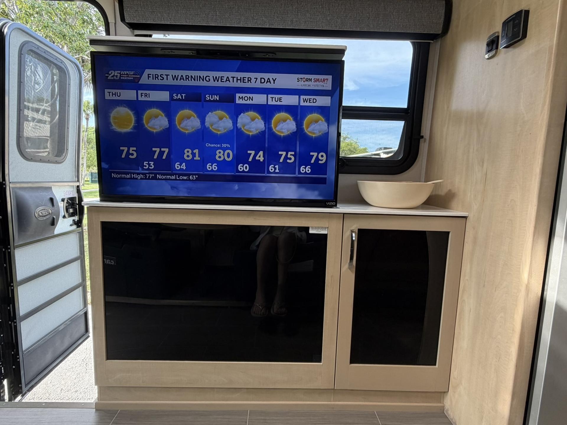 2018 LEISURE TRAVEL VANS UNITY U24MB