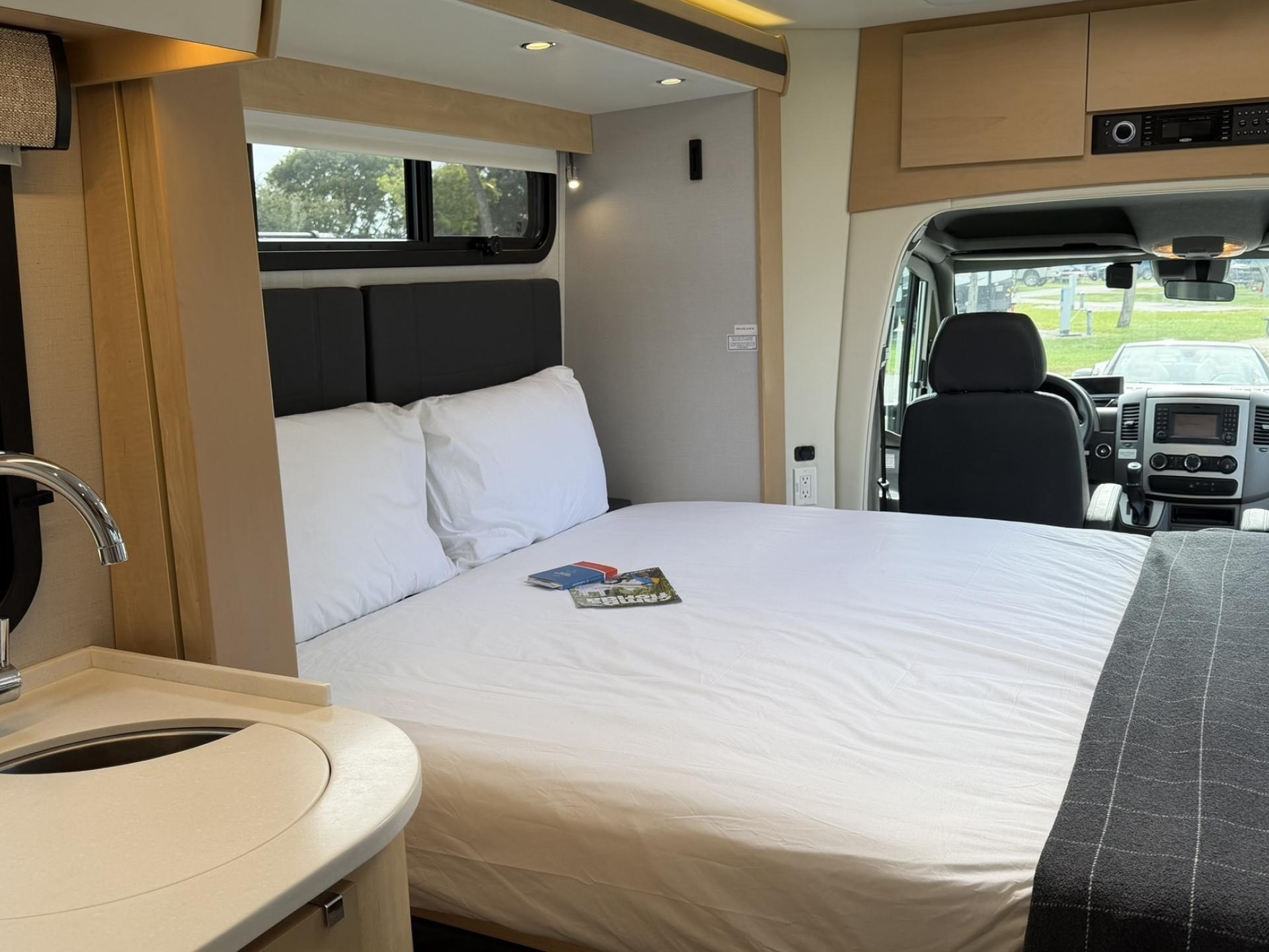 2018 LEISURE TRAVEL VANS UNITY U24MB