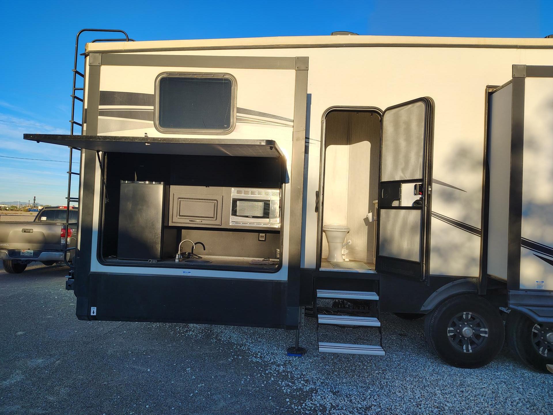 2022 FOREST RIVER SANDPIPER LUXURY 384QBOK