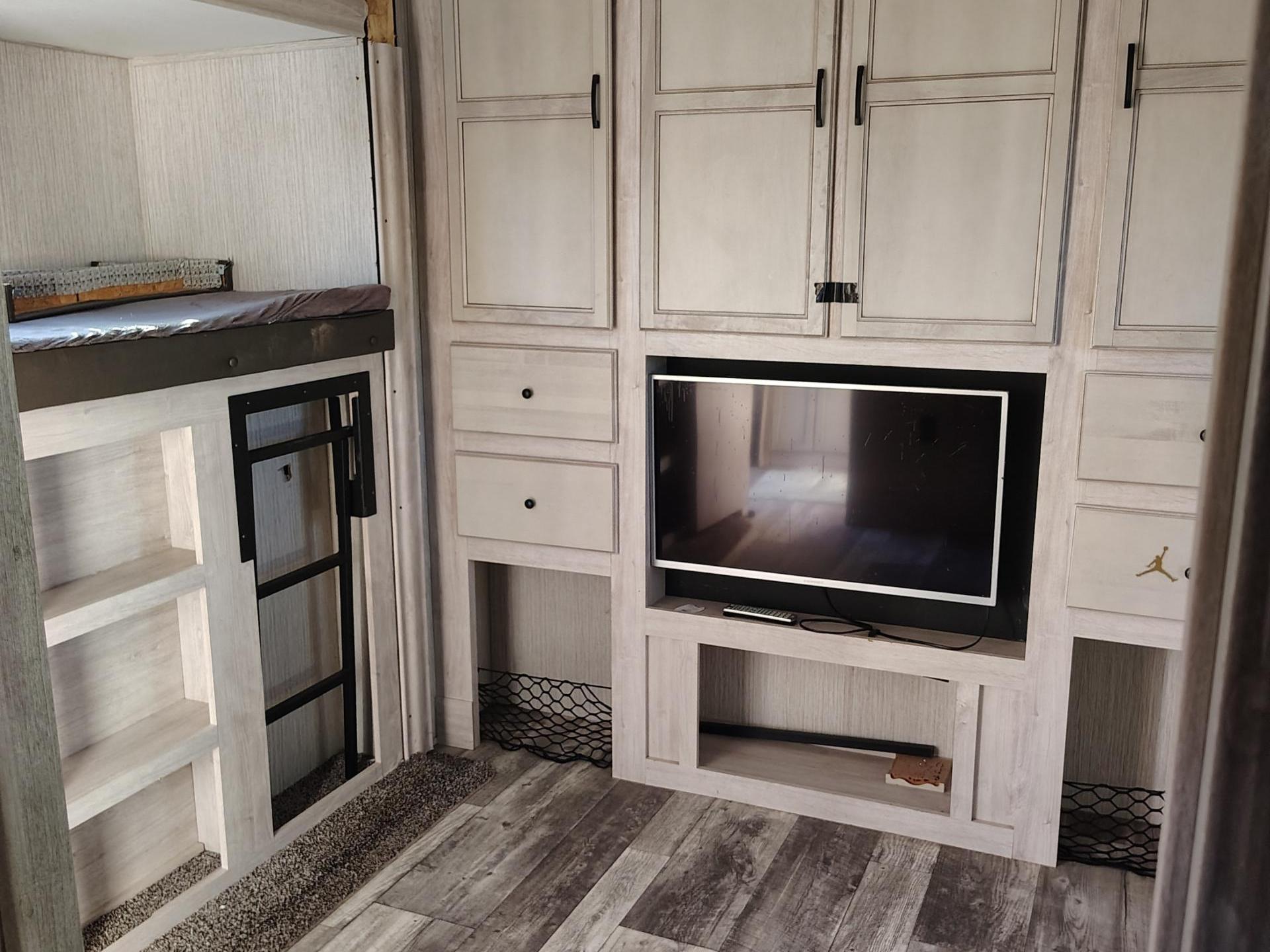 2022 FOREST RIVER SANDPIPER LUXURY 384QBOK