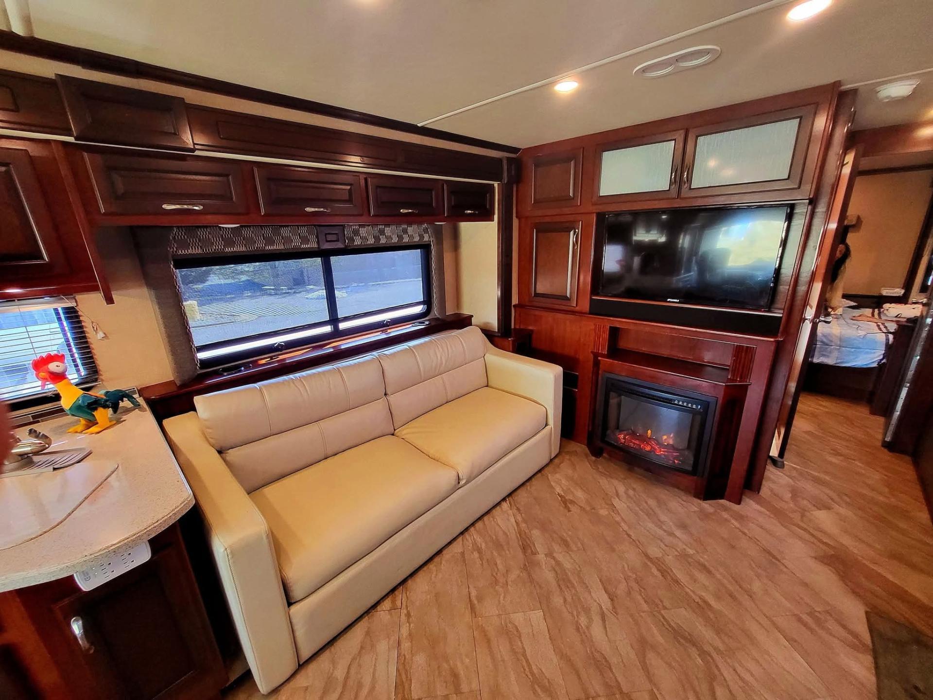2017 FLEETWOOD BOUNDER 36X