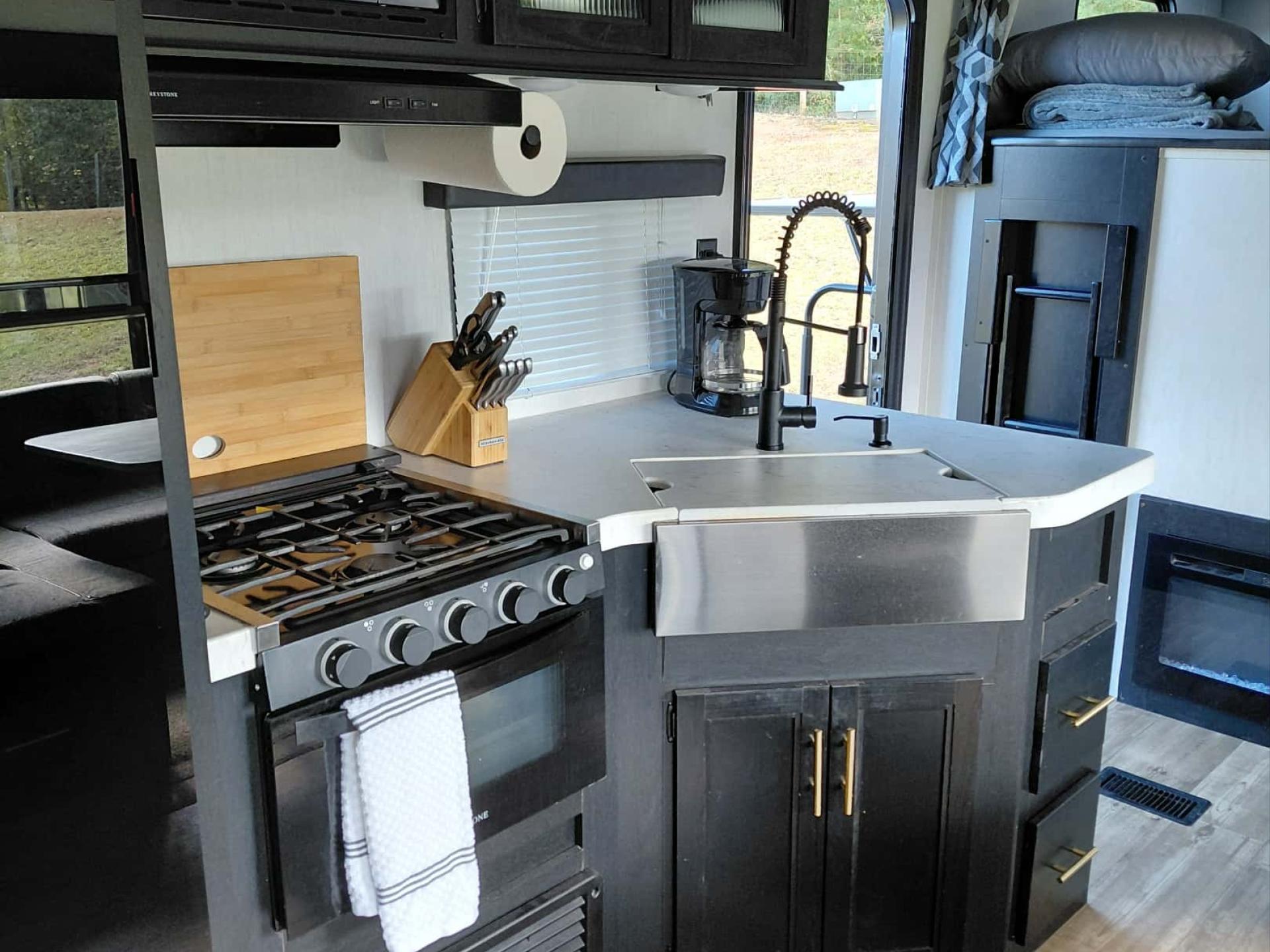 2022 FOREST RIVER CHEROKEE 294GEBG