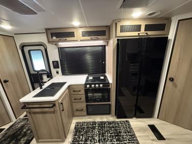 2025 KEYSTONE COLEMAN LANTERN 28BHS