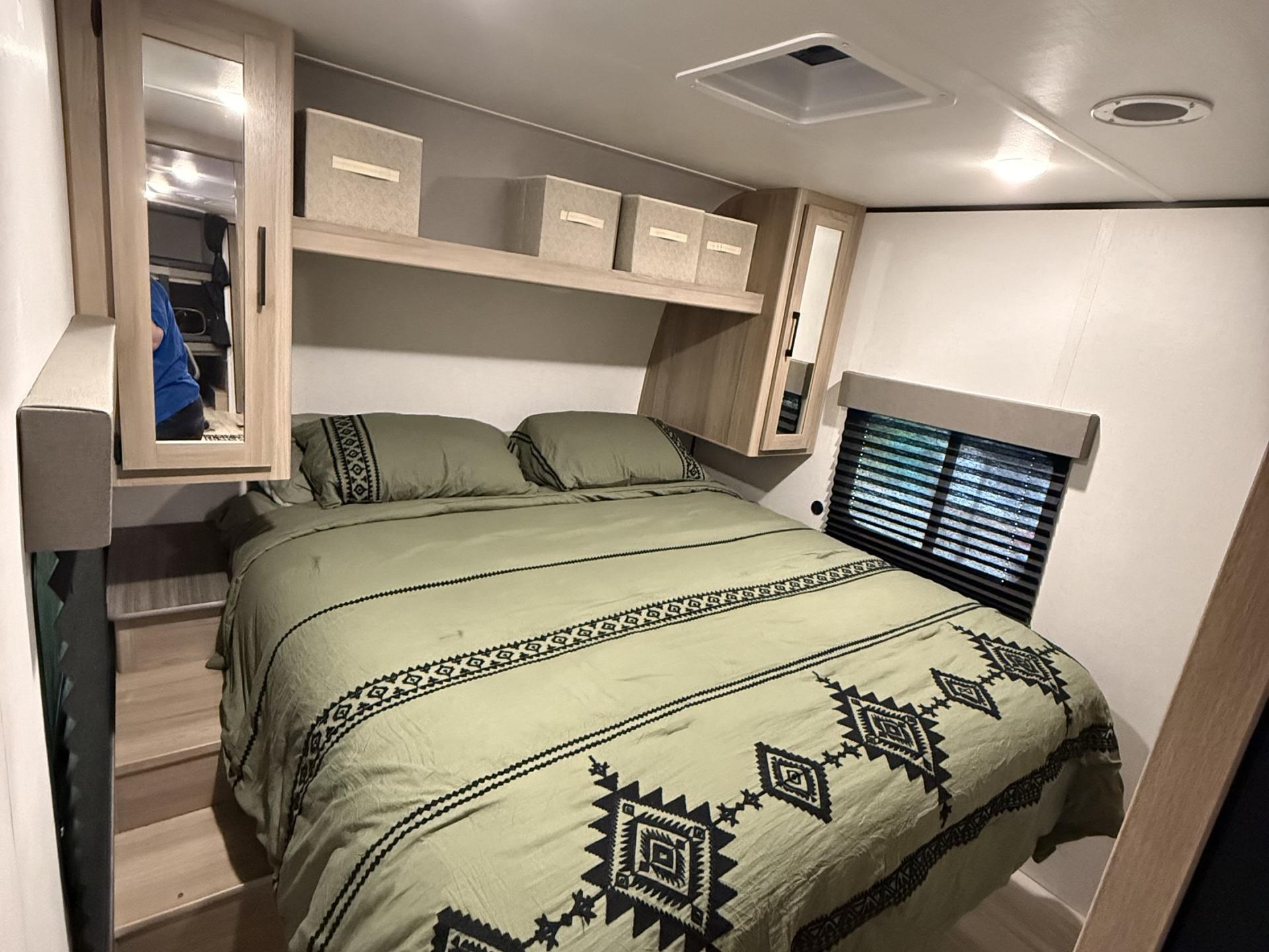 2025 KEYSTONE COLEMAN LANTERN 28BHS