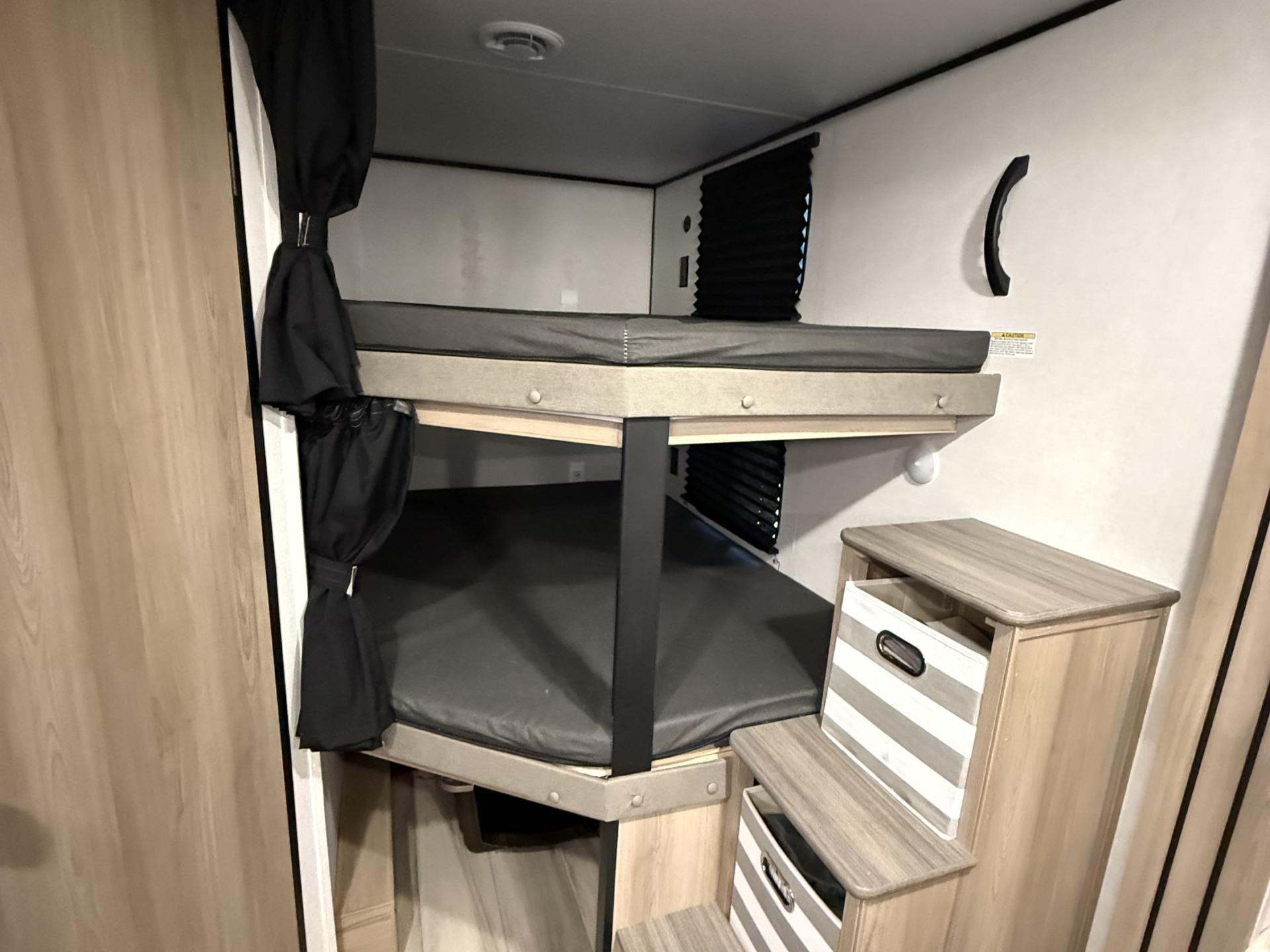 2025 KEYSTONE COLEMAN LANTERN 28BHS