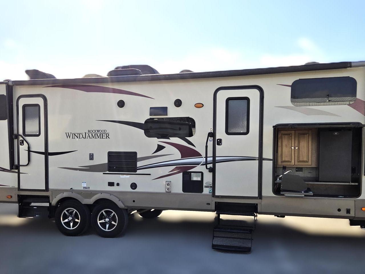 2018 FOREST RIVER ROCKWOOD WINDJAMMER 3006WK