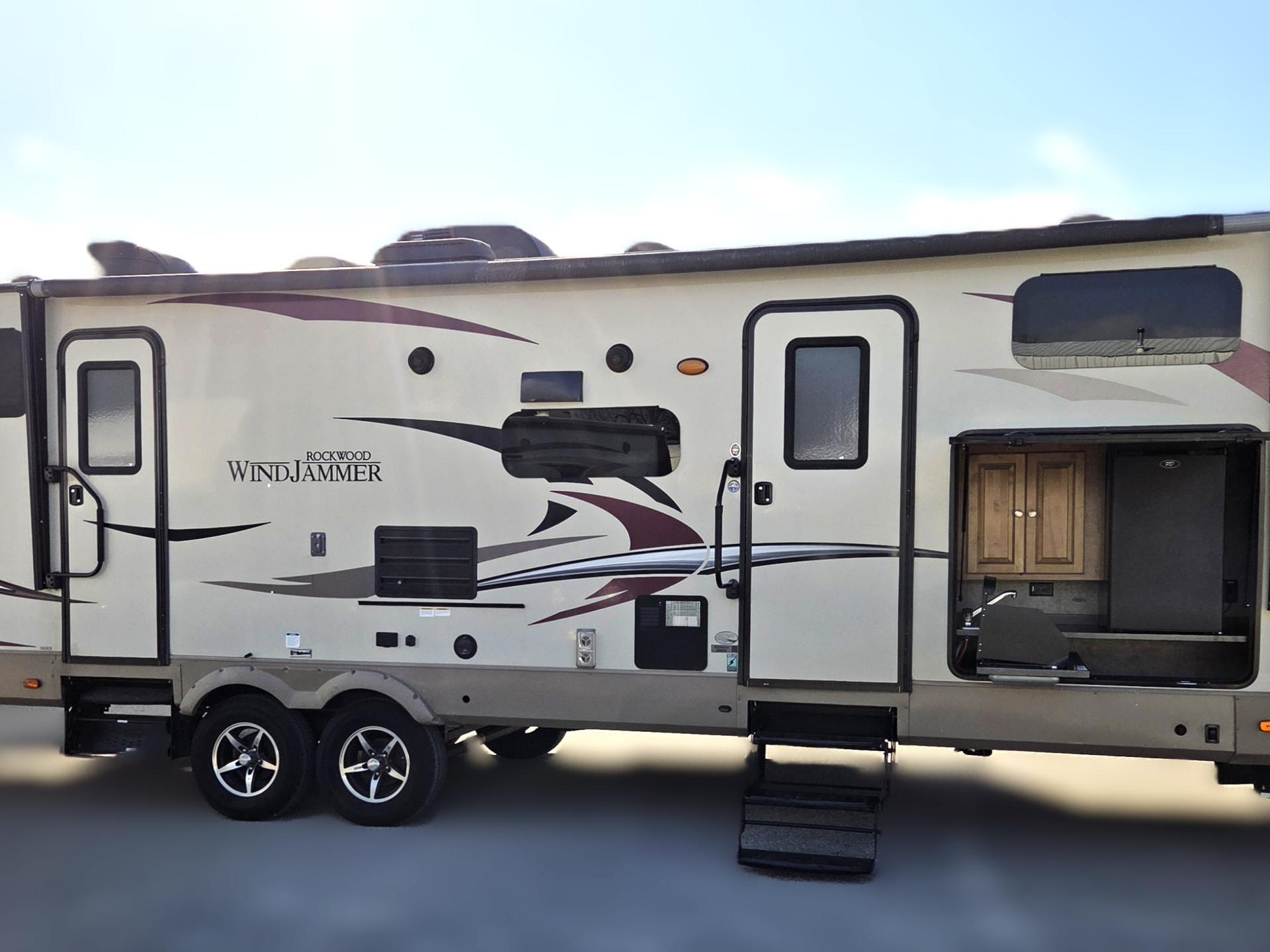 2018 FOREST RIVER ROCKWOOD WINDJAMMER 3006WK