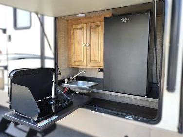 2018 FOREST RIVER ROCKWOOD WINDJAMMER 3006WK