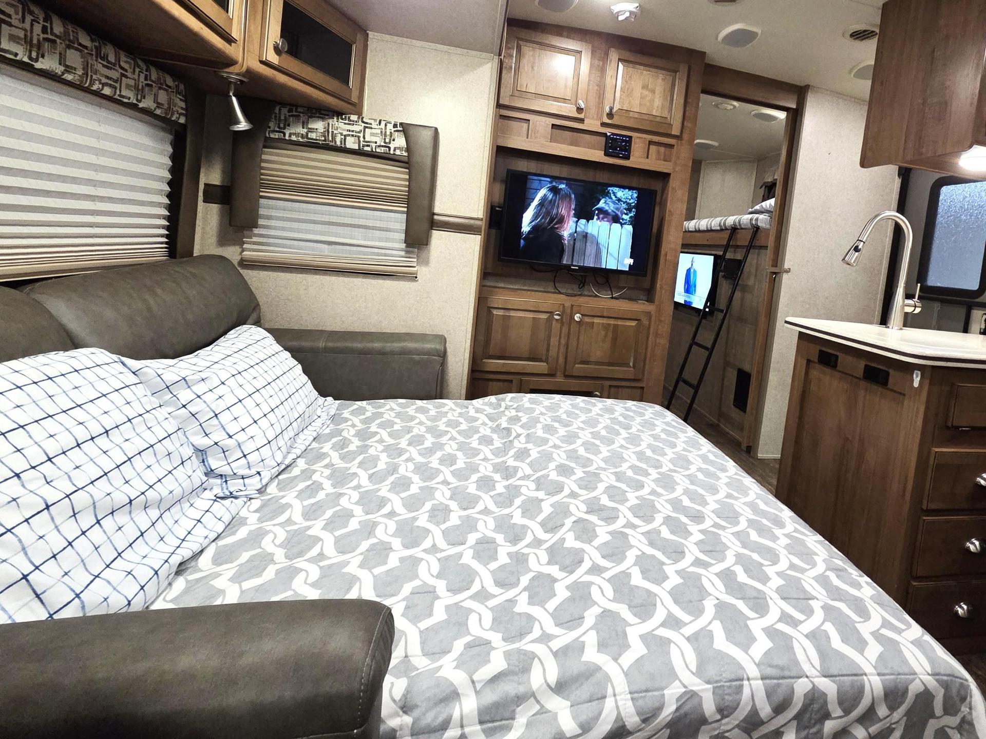 2018 FOREST RIVER ROCKWOOD WINDJAMMER 3006WK