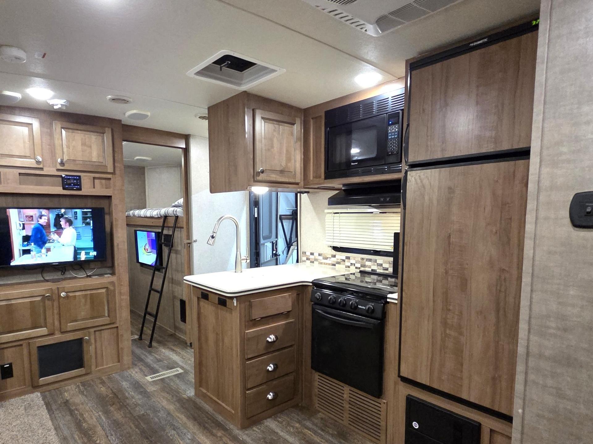 2018 FOREST RIVER ROCKWOOD WINDJAMMER 3006WK