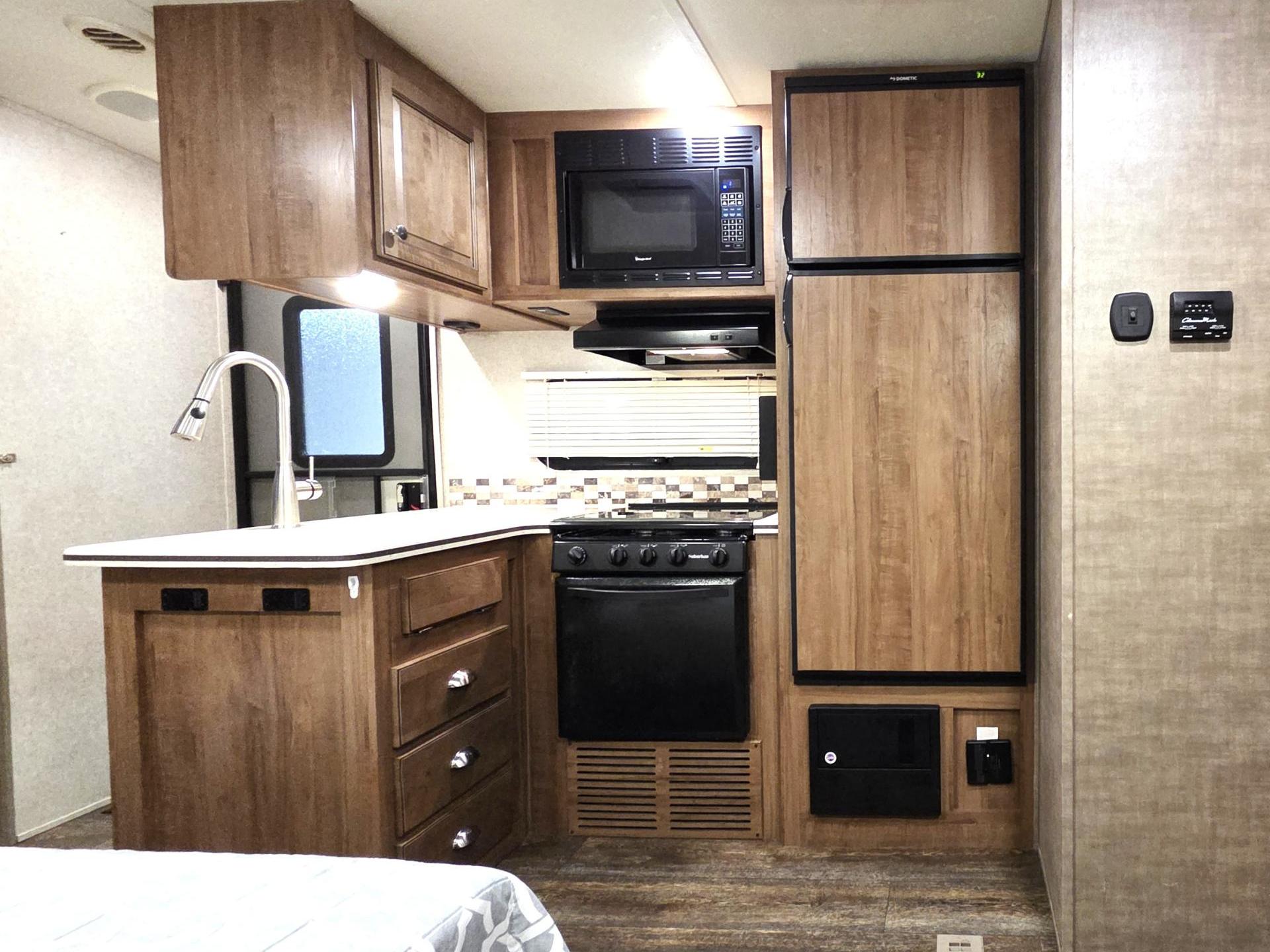 2018 FOREST RIVER ROCKWOOD WINDJAMMER 3006WK
