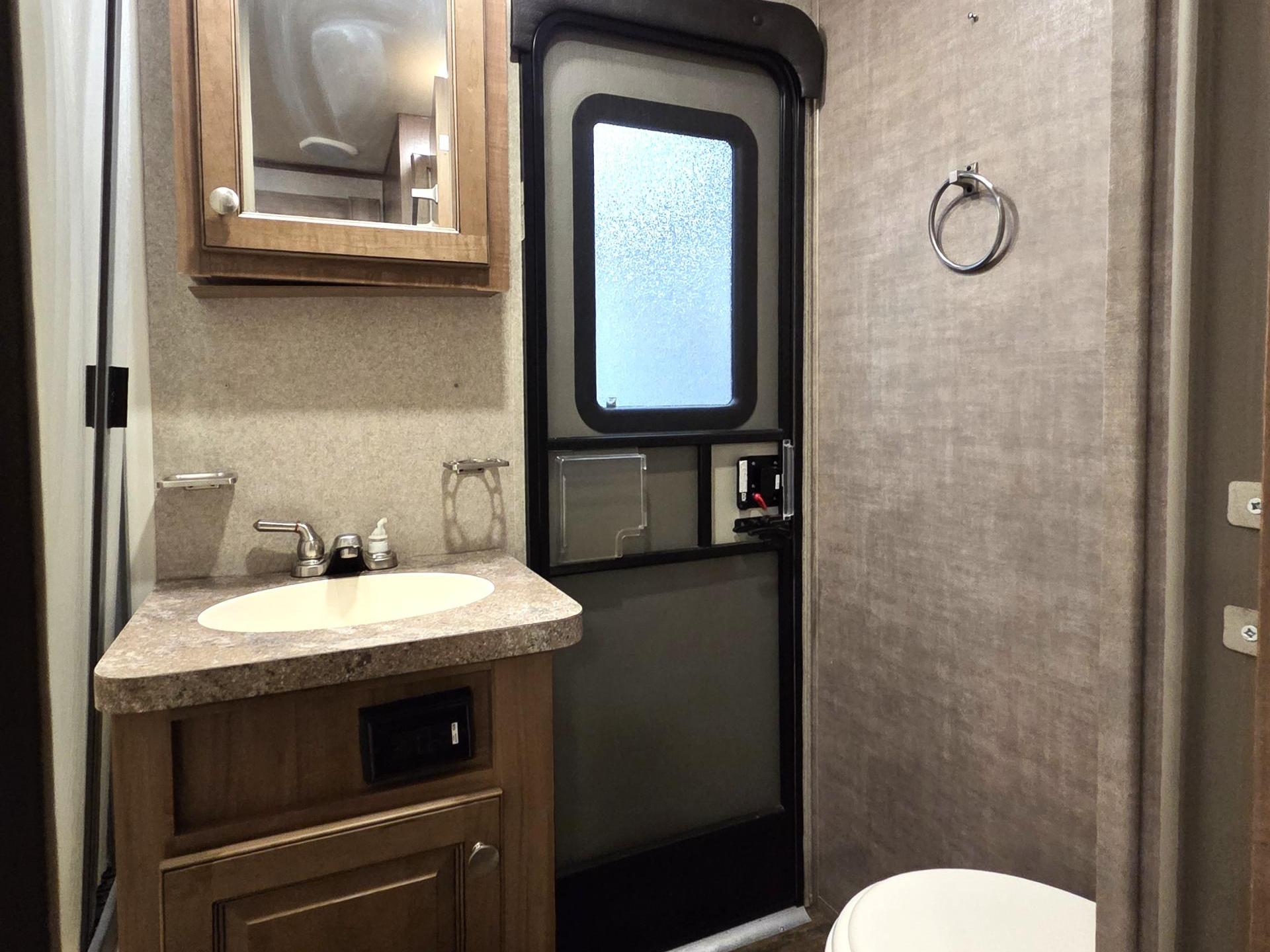2018 FOREST RIVER ROCKWOOD WINDJAMMER 3006WK