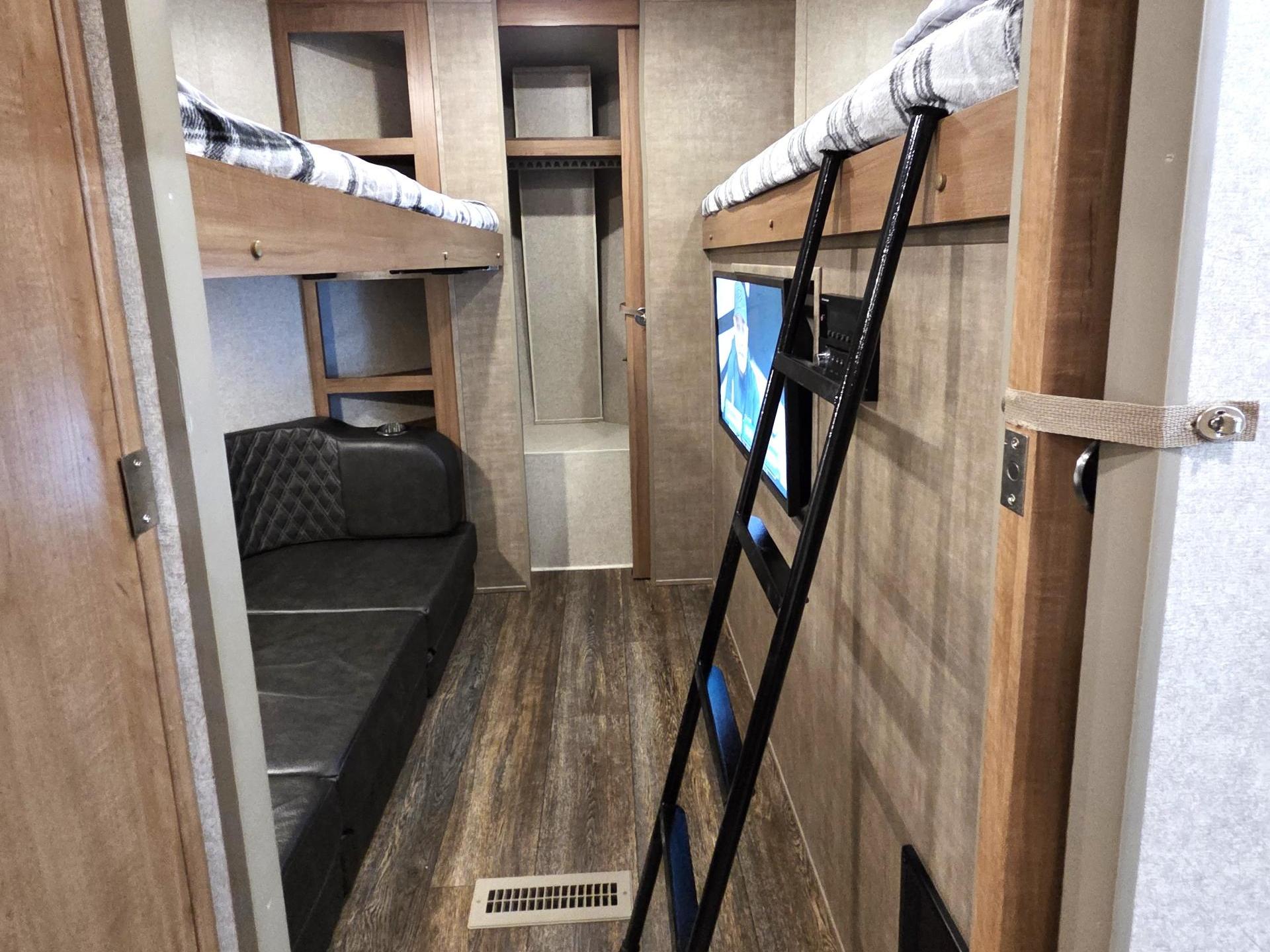 2018 FOREST RIVER ROCKWOOD WINDJAMMER 3006WK