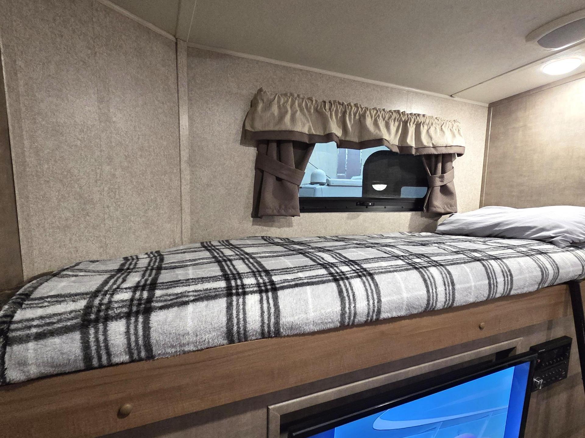 2018 FOREST RIVER ROCKWOOD WINDJAMMER 3006WK