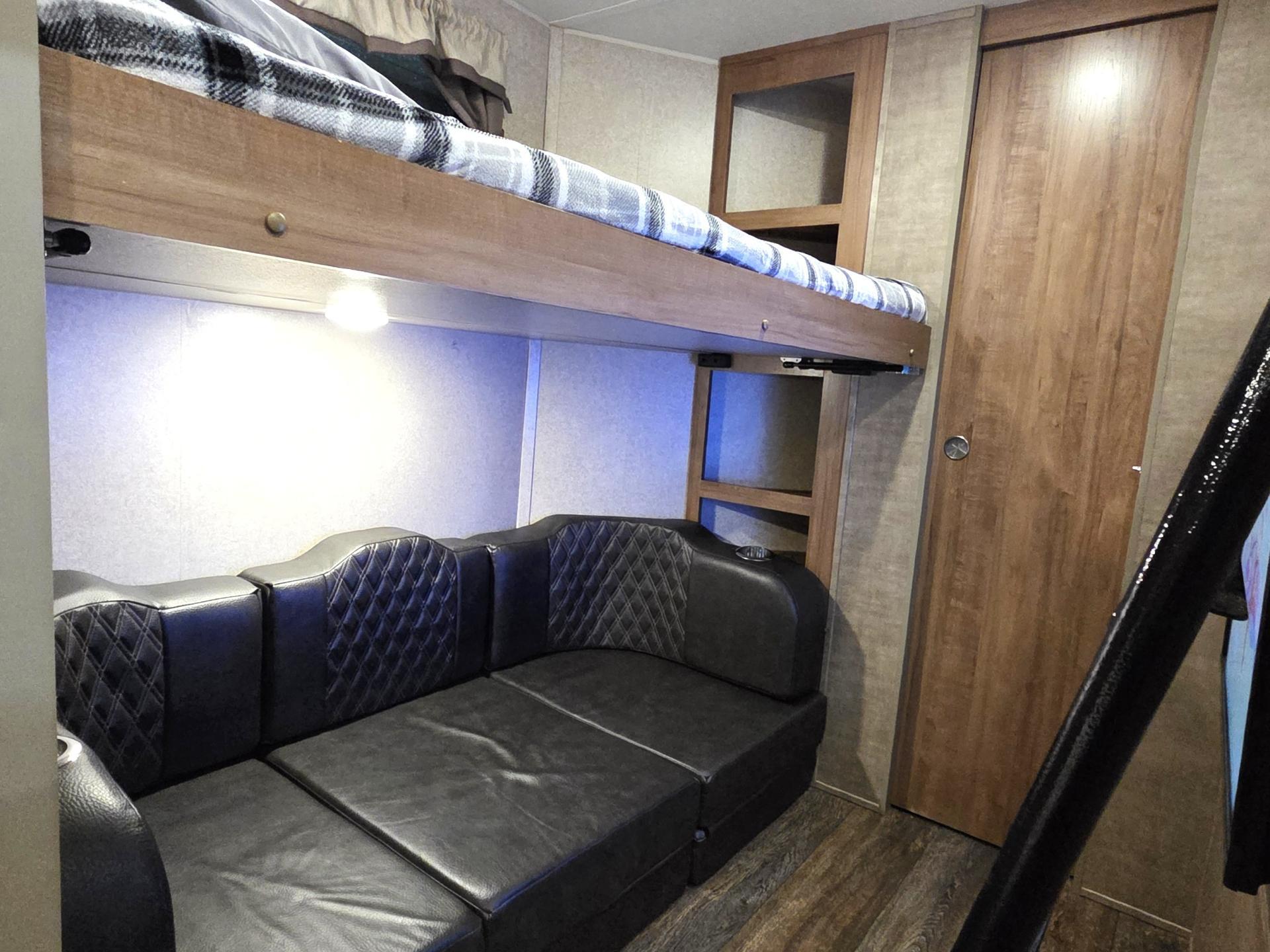 2018 FOREST RIVER ROCKWOOD WINDJAMMER 3006WK