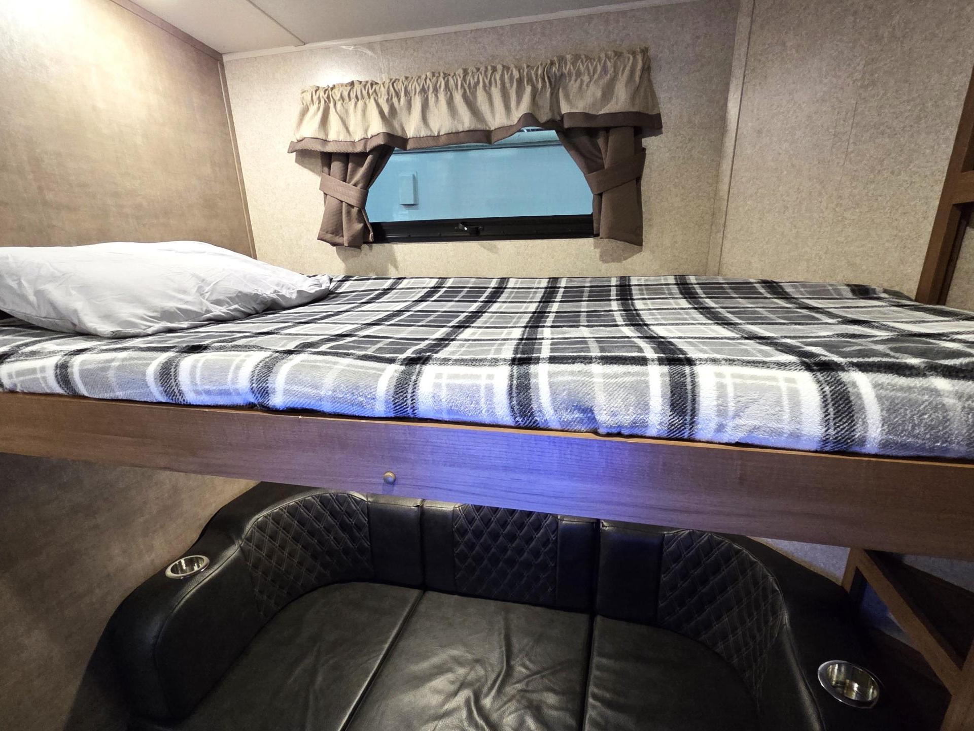2018 FOREST RIVER ROCKWOOD WINDJAMMER 3006WK