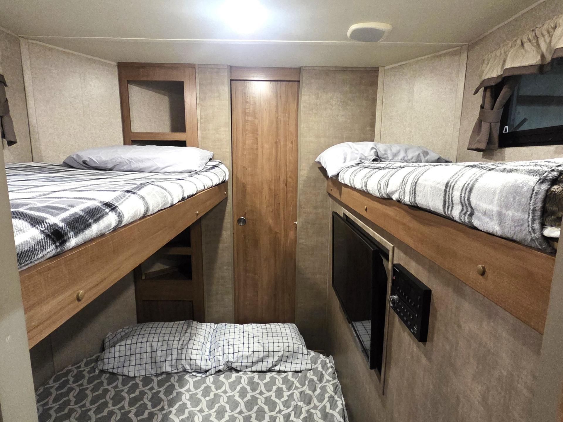 2018 FOREST RIVER ROCKWOOD WINDJAMMER 3006WK