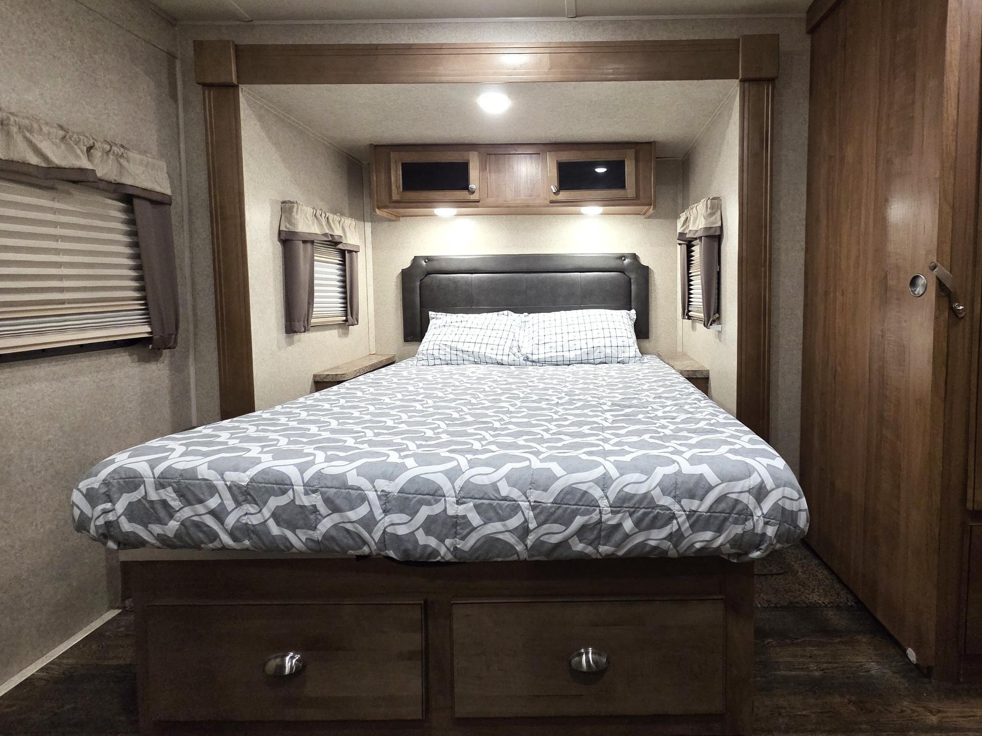 2018 FOREST RIVER ROCKWOOD WINDJAMMER 3006WK