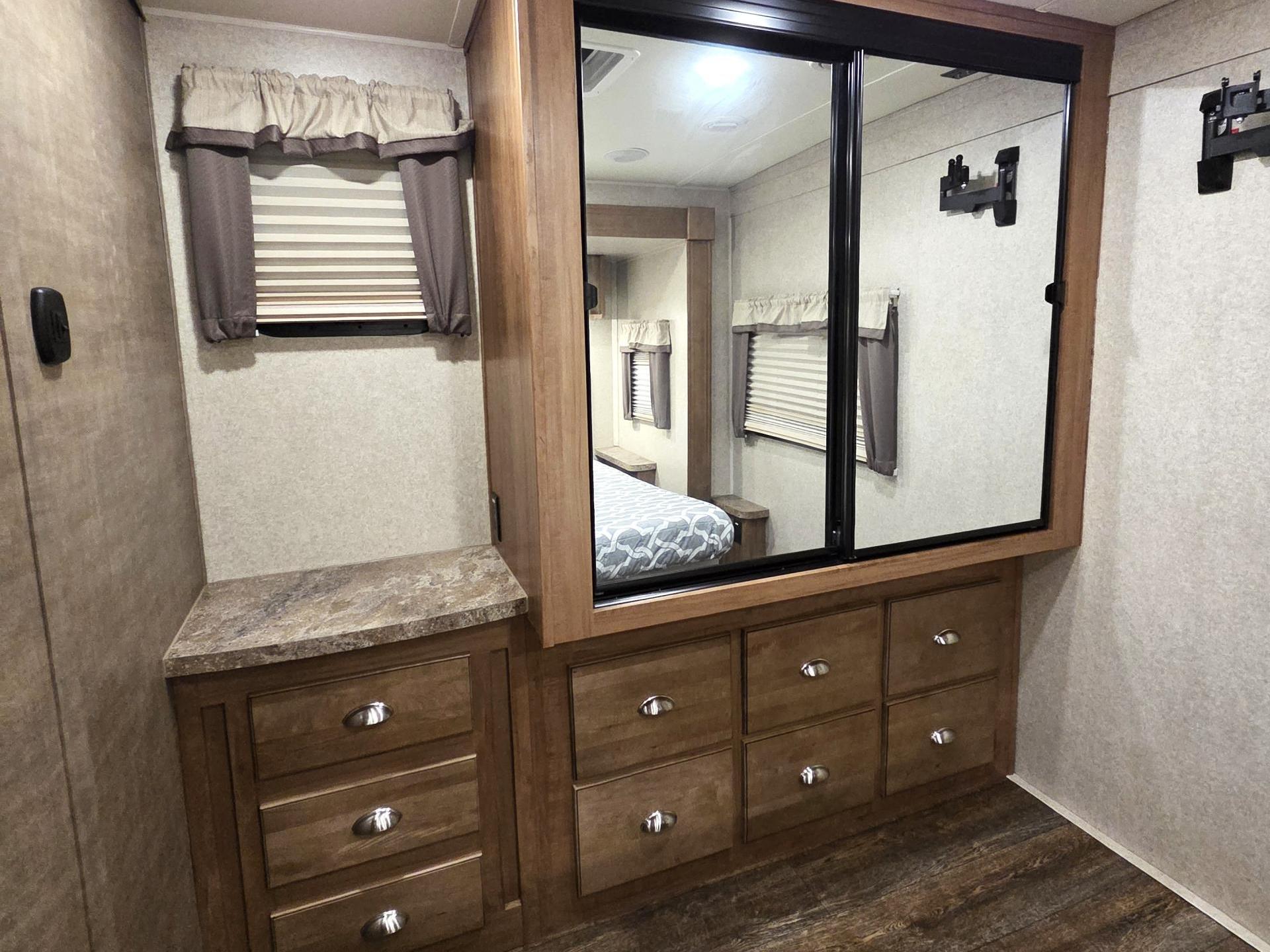 2018 FOREST RIVER ROCKWOOD WINDJAMMER 3006WK