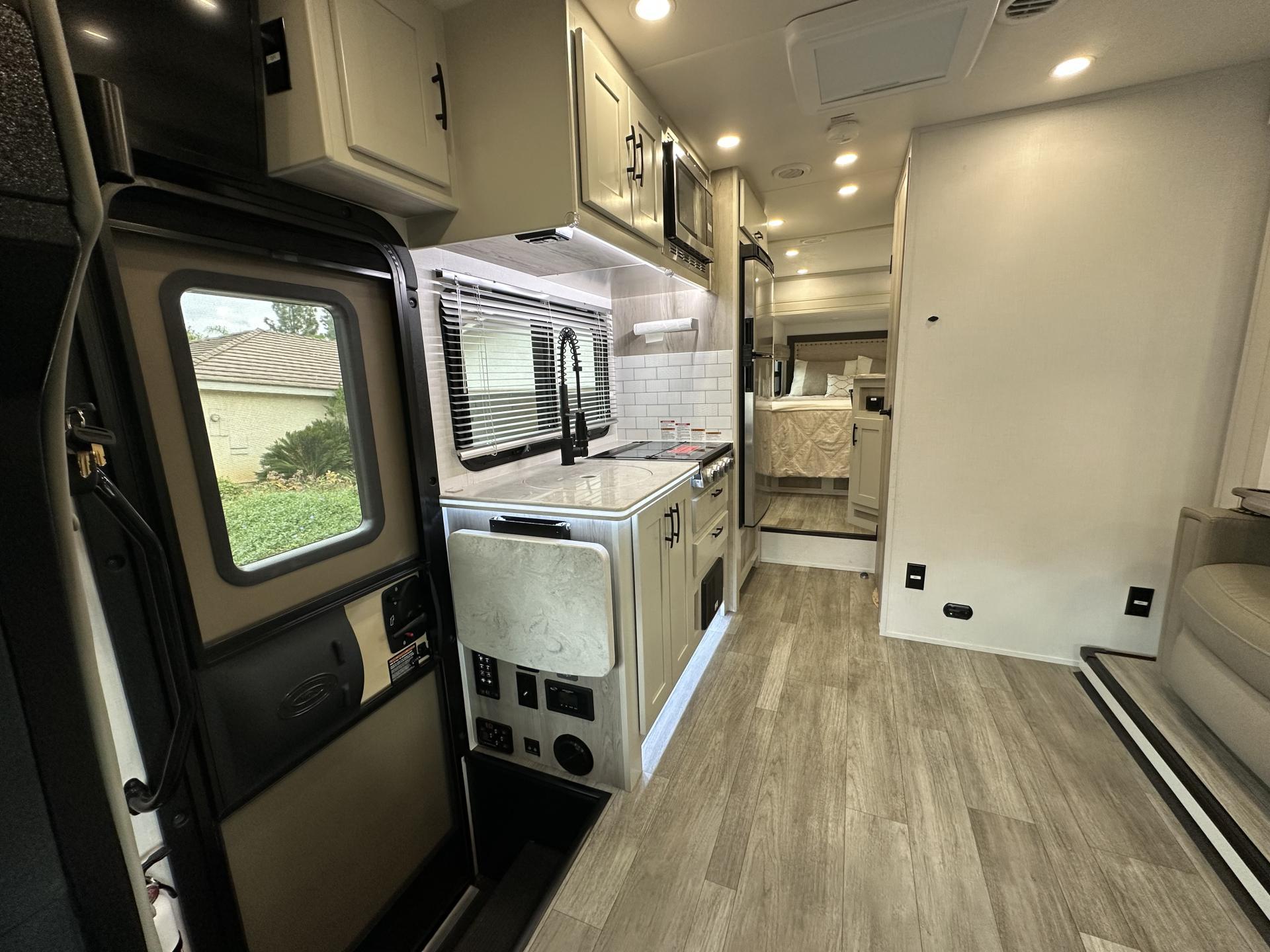 2025 Dynamax Isata 3 24rw