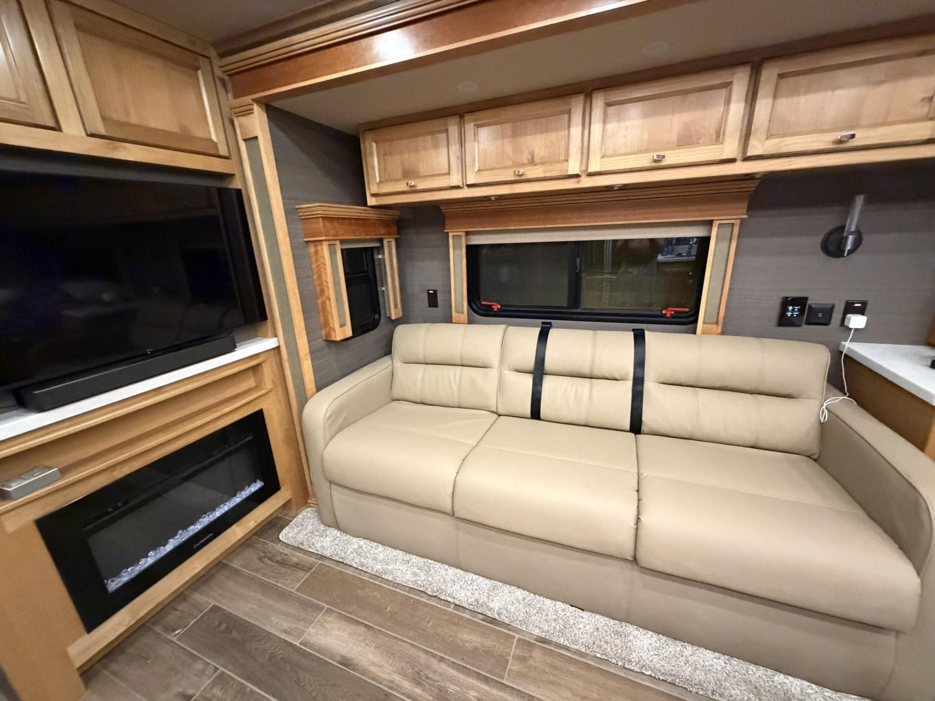 2022 Tiffin Allegro Red 38ka