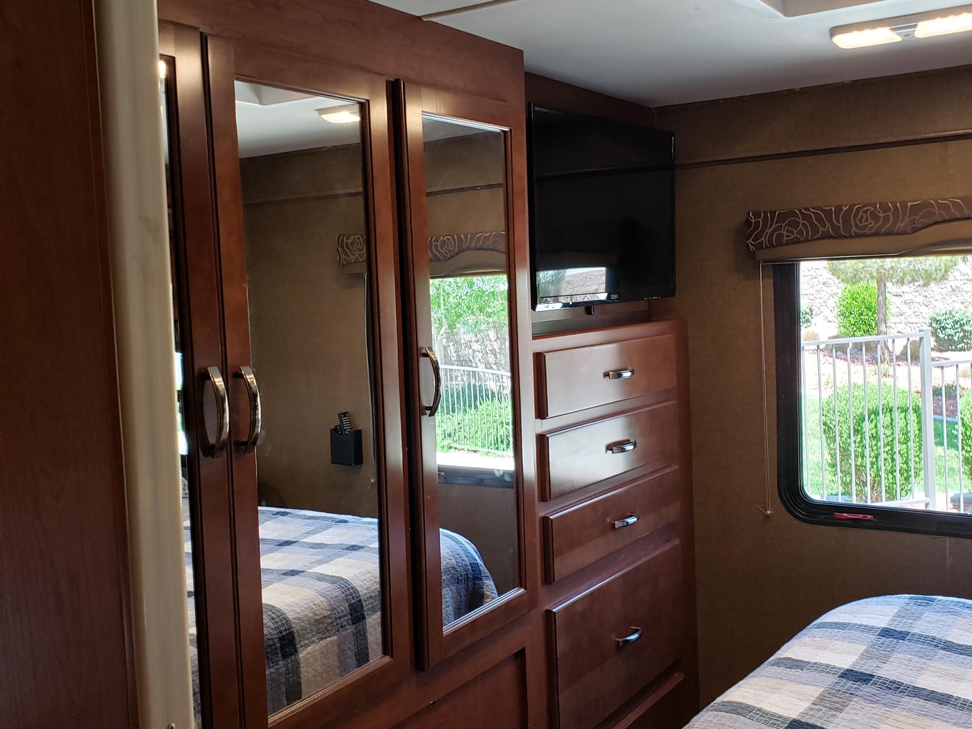 2016 Thor Motor Coach Chateau 29g