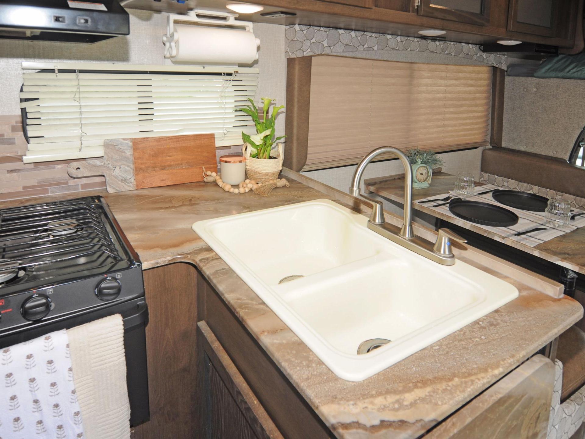 2019 Coachmen Freelander 27qbc