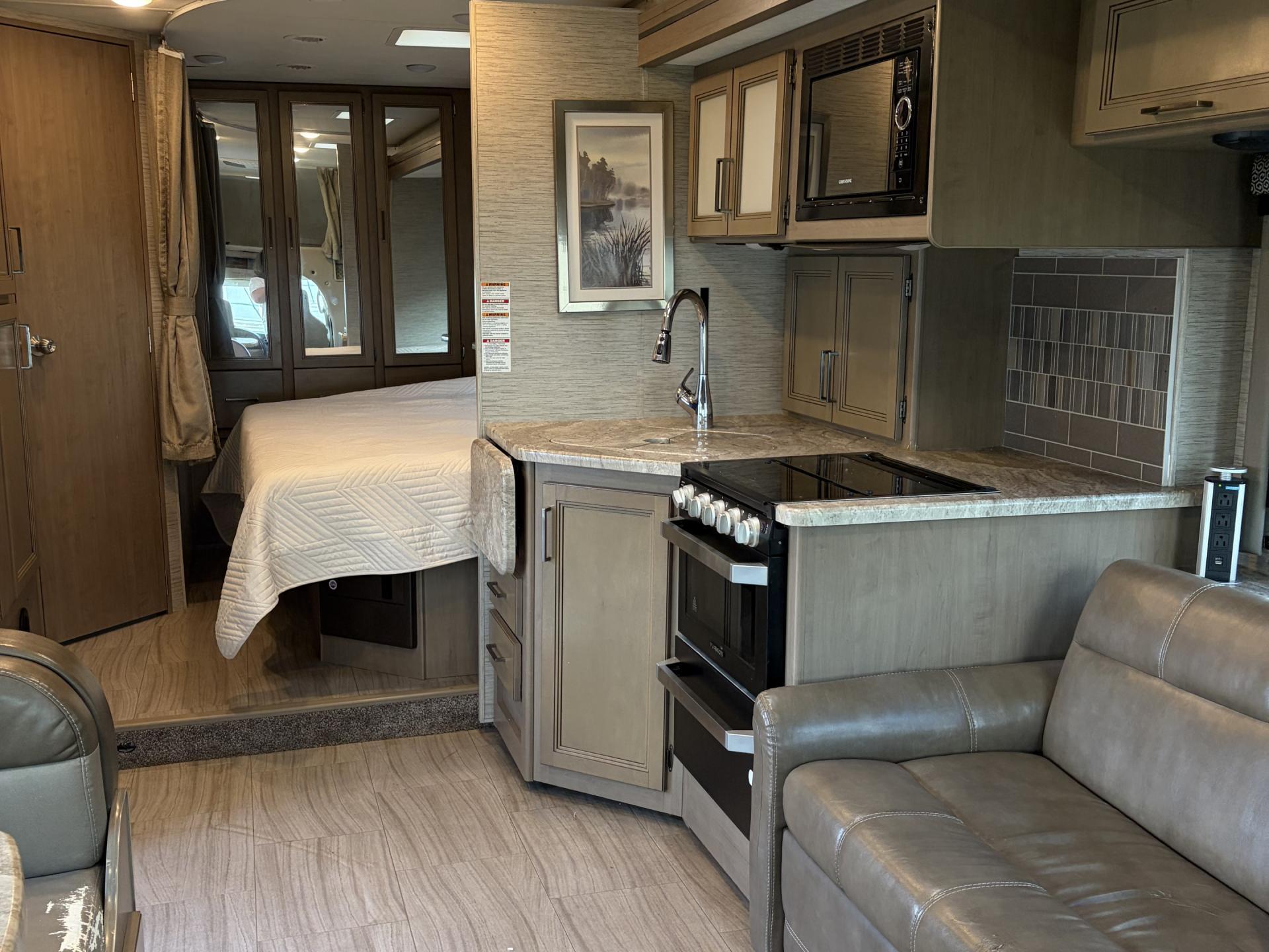 2021 Thor Motor Coach Daybreak 27DB