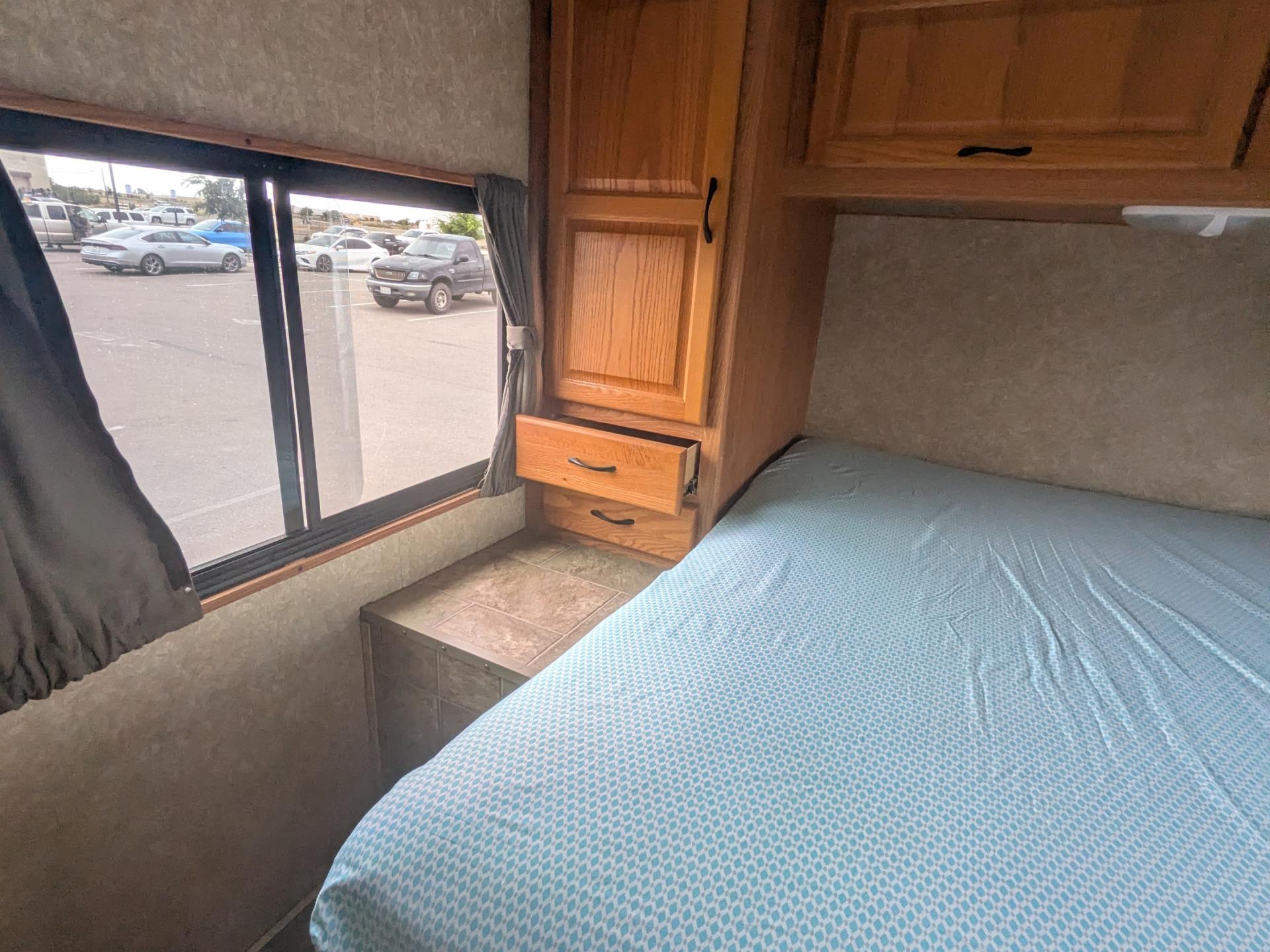2016 Thor Motor Coach Majestic 28a