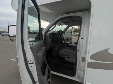 2016 Thor Motor Coach Majestic 28a
