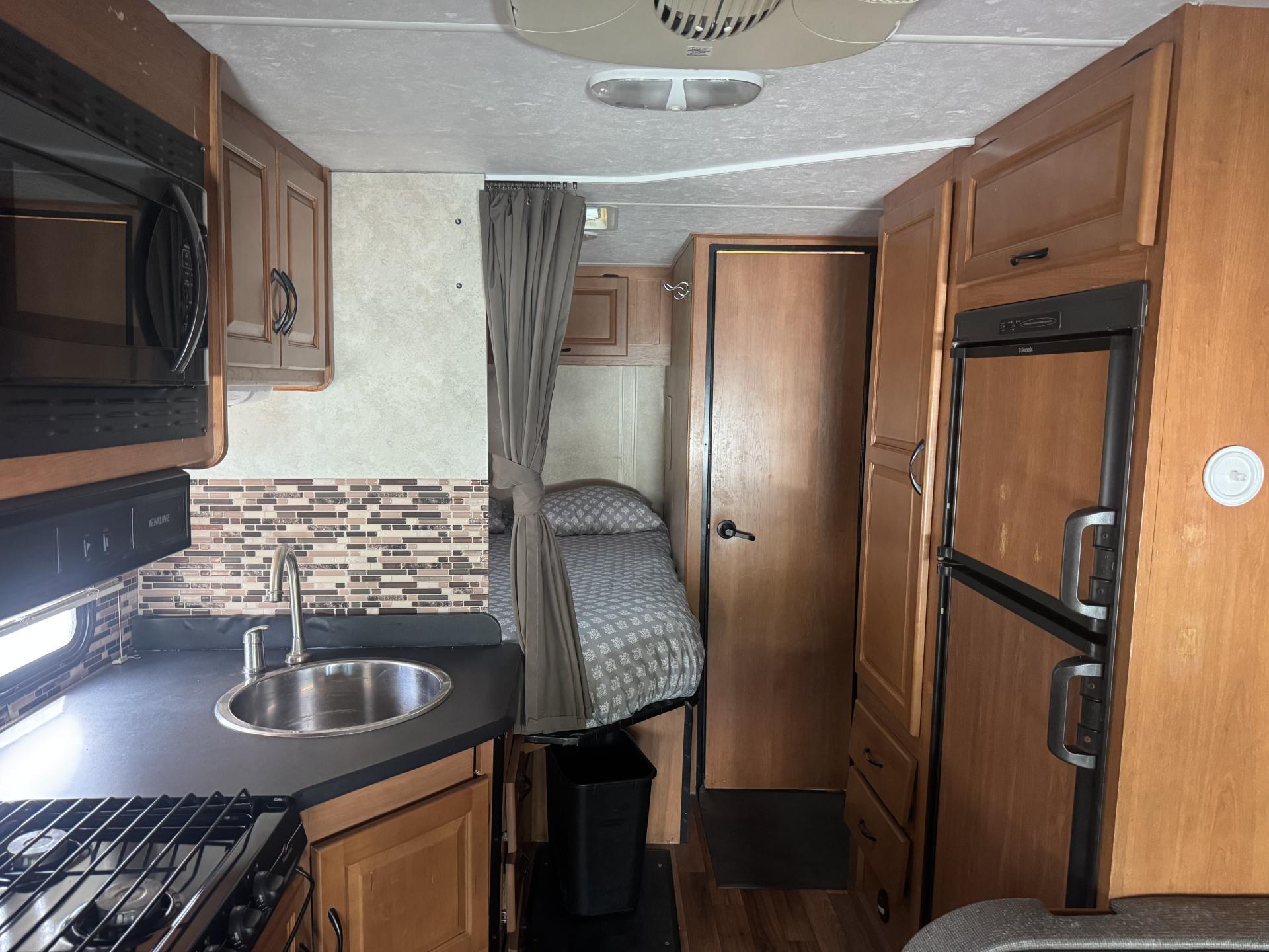 2013 Thor Motor Coach Majestic 23a