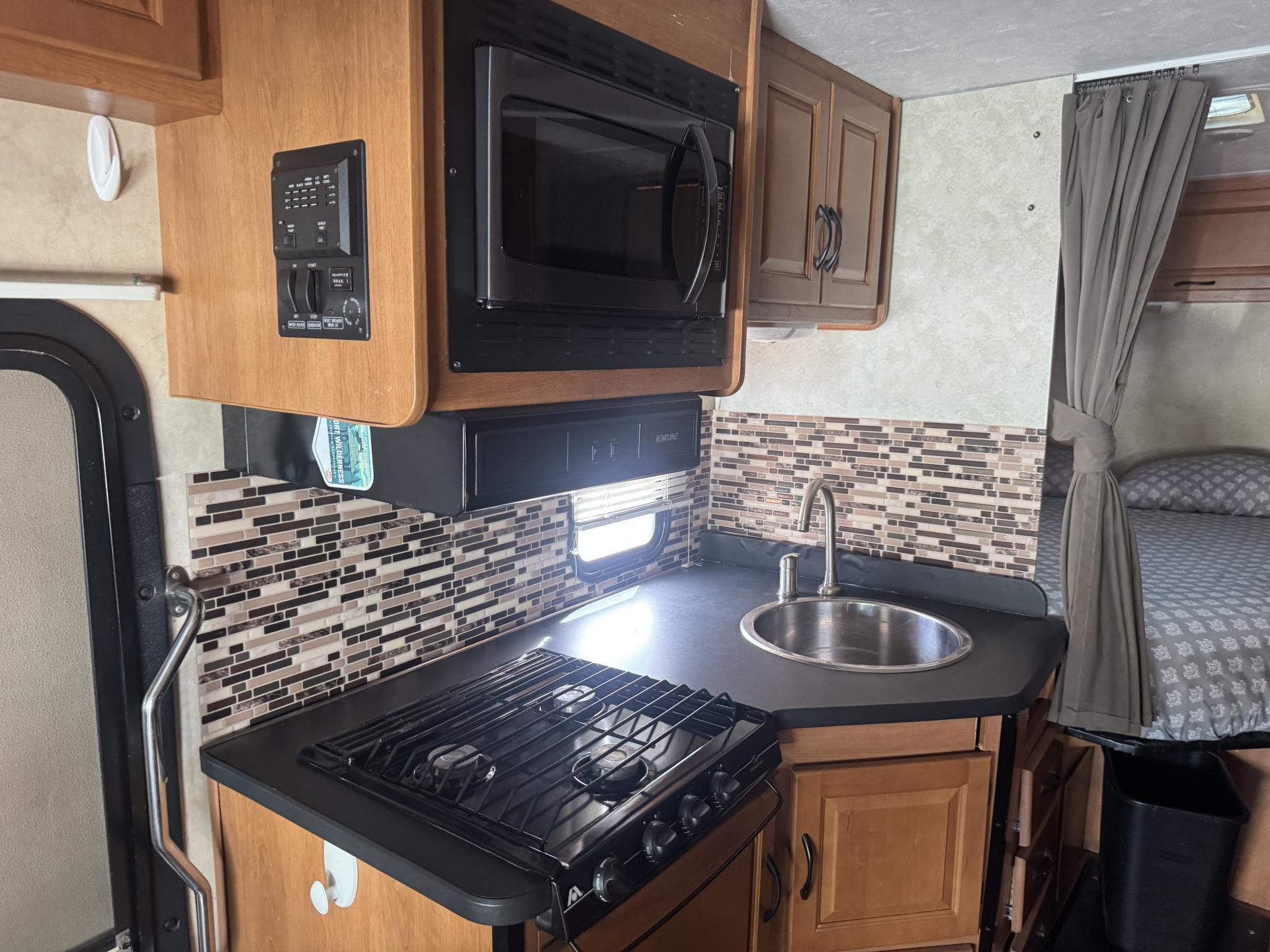 2013 Thor Motor Coach Majestic 23a