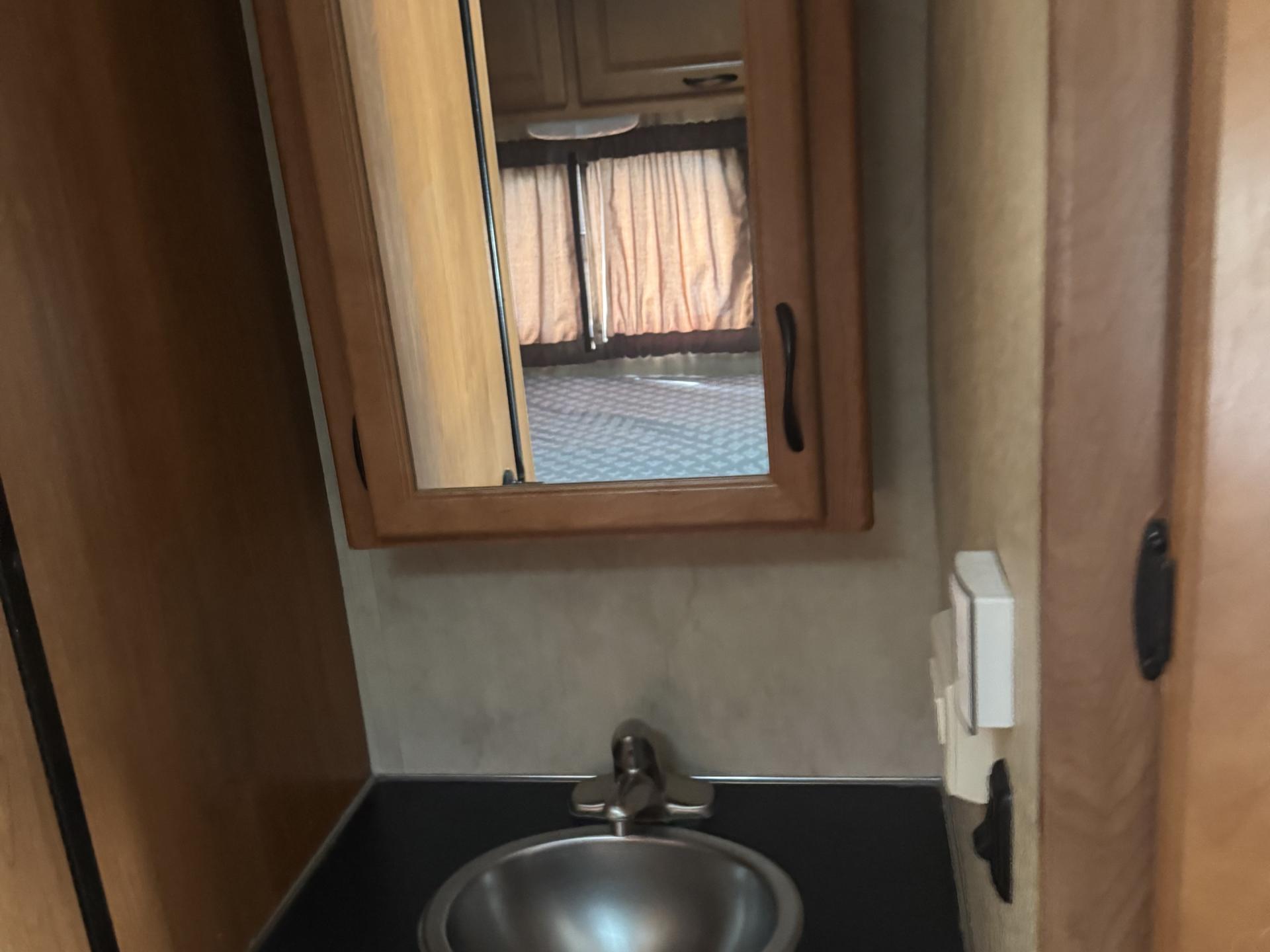 2013 Thor Motor Coach Majestic 23a
