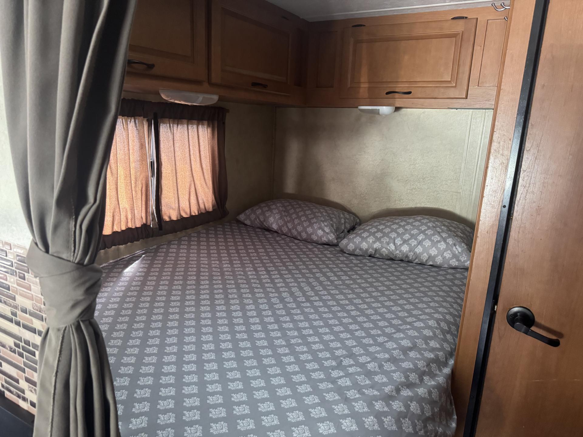 2013 Thor Motor Coach Majestic 23a
