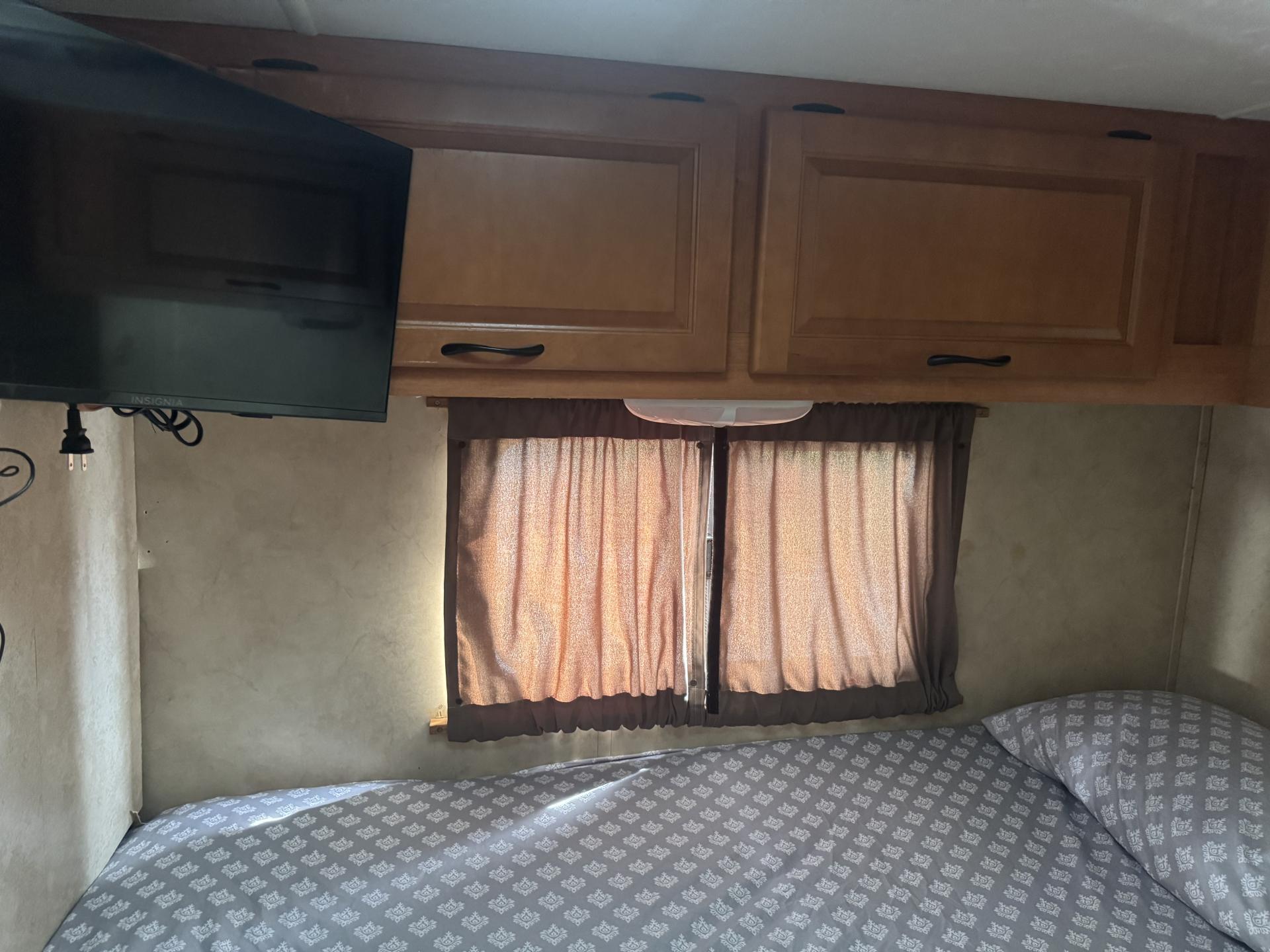 2013 Thor Motor Coach Majestic 23a