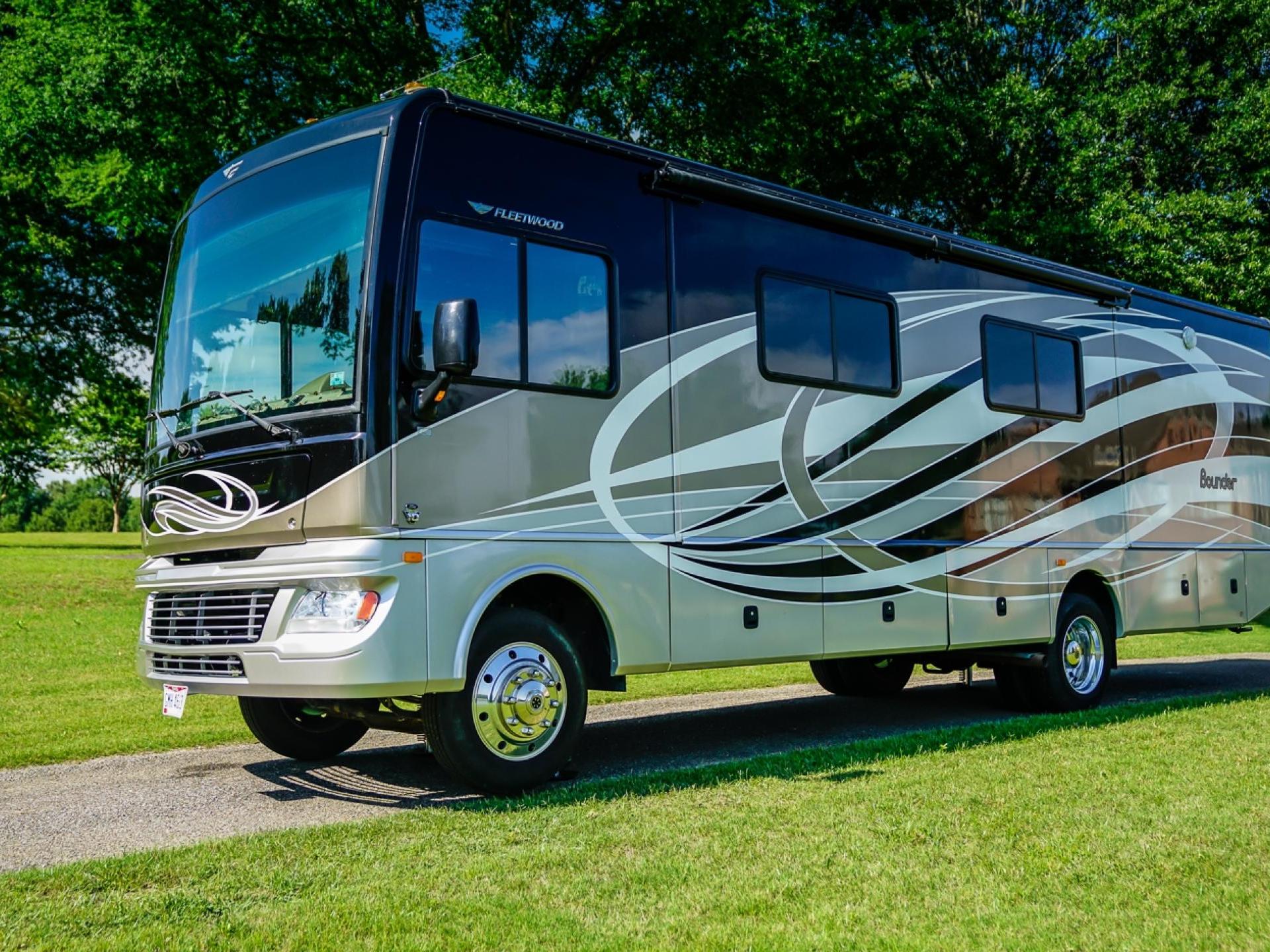 2015 Fleetwood Bounder 33c