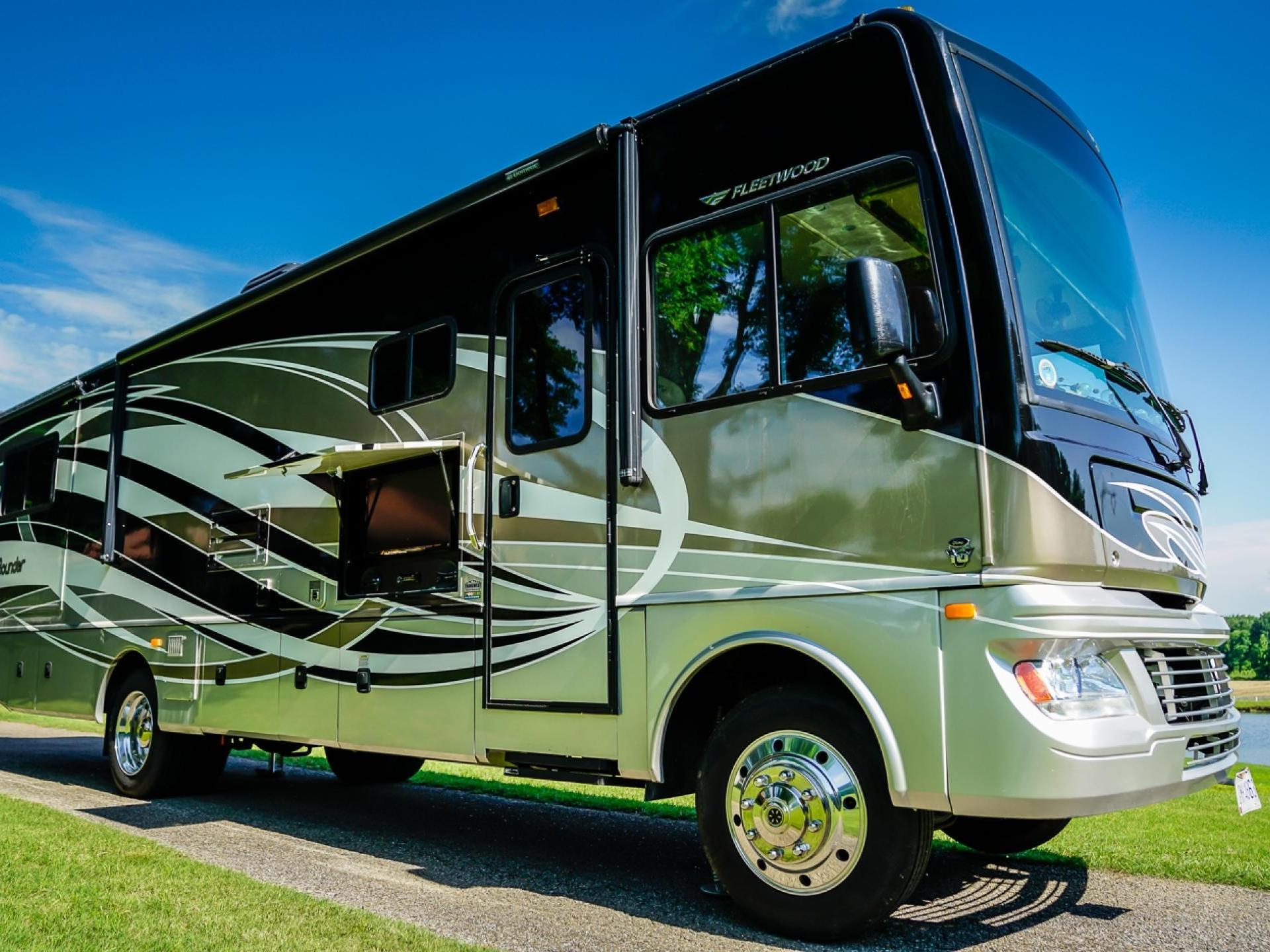 2015 Fleetwood Bounder 33c