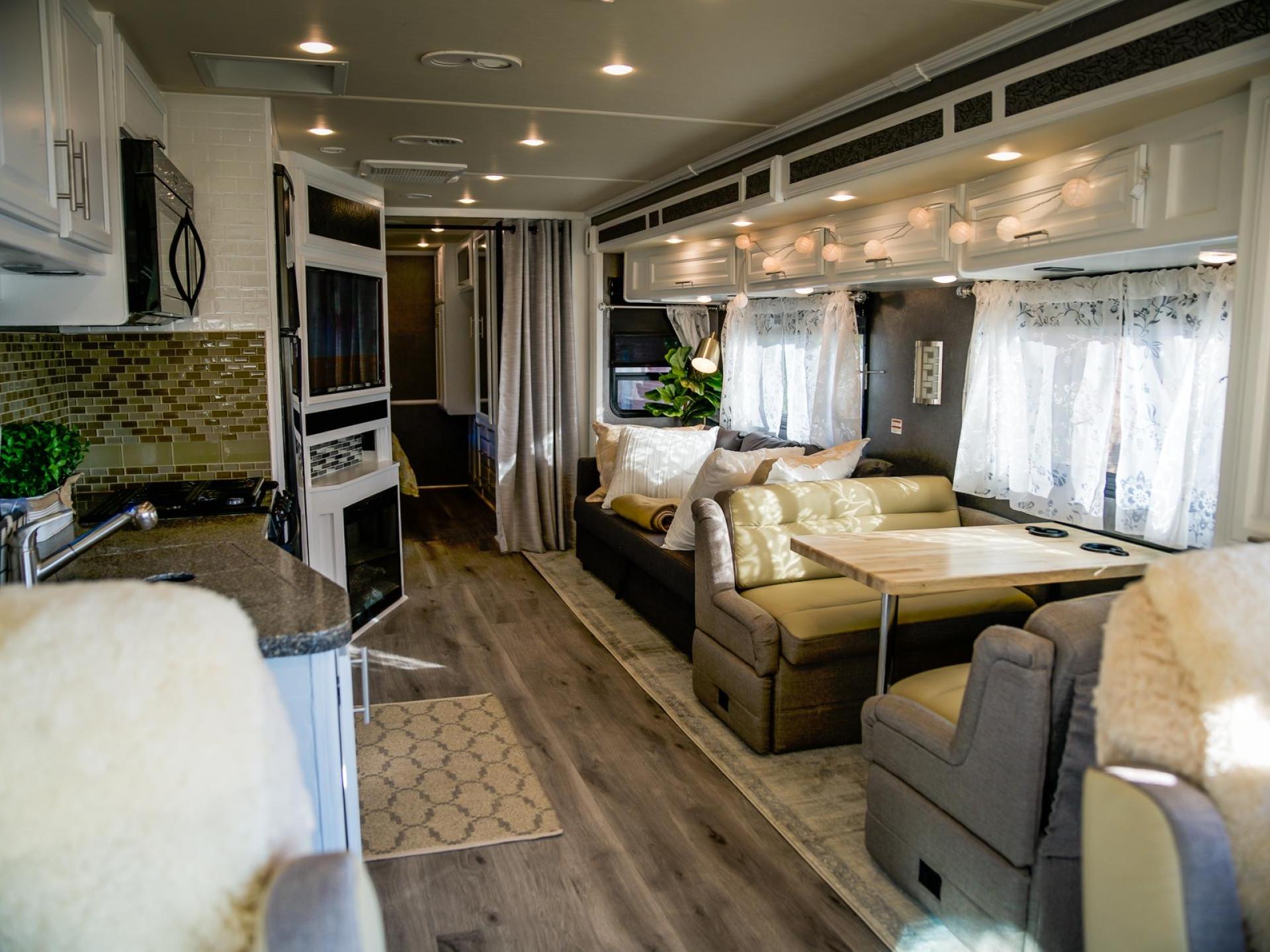 2015 Fleetwood Bounder 33c