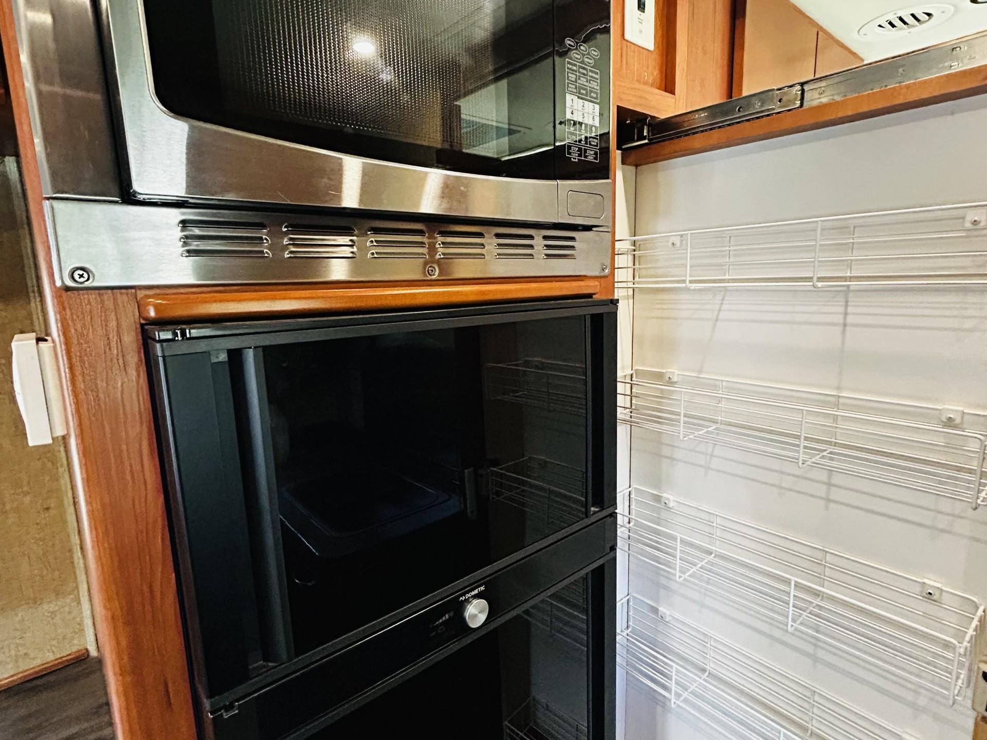 2013 Leisure Travel Vans Unity u24mb