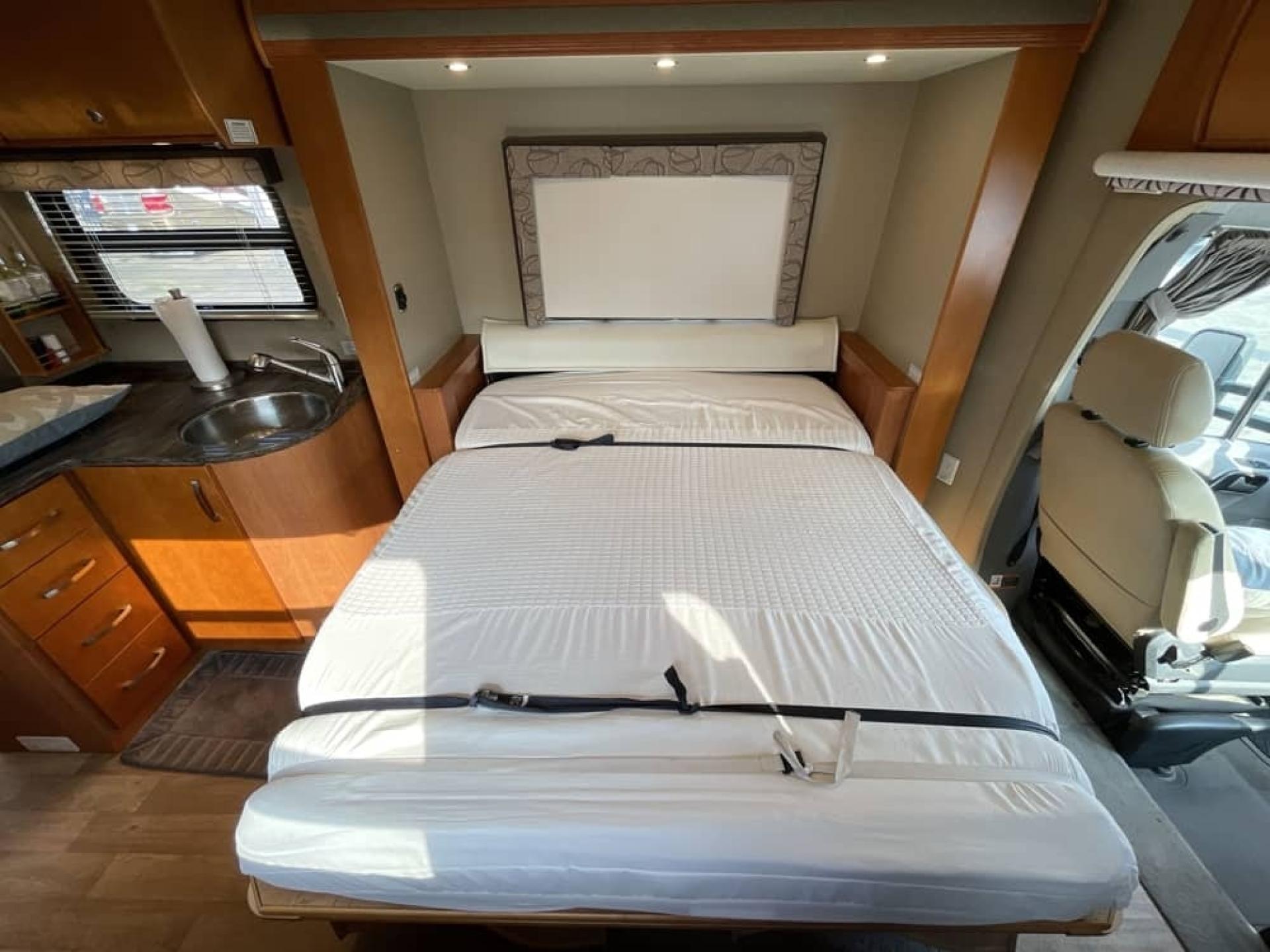 2013 Leisure Travel Vans Unity u24mb