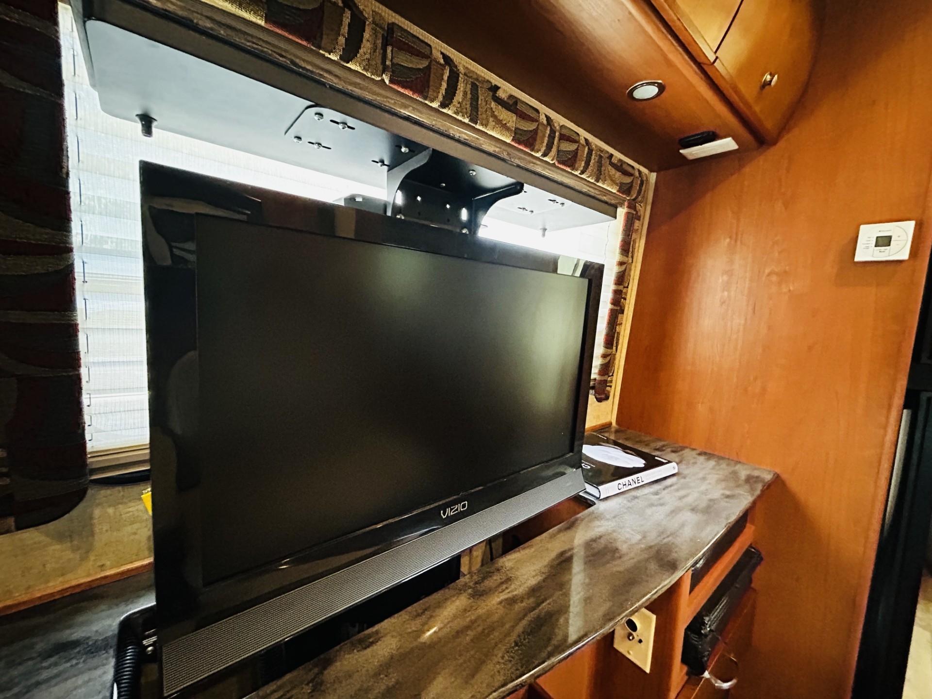 2013 Leisure Travel Vans Unity u24mb