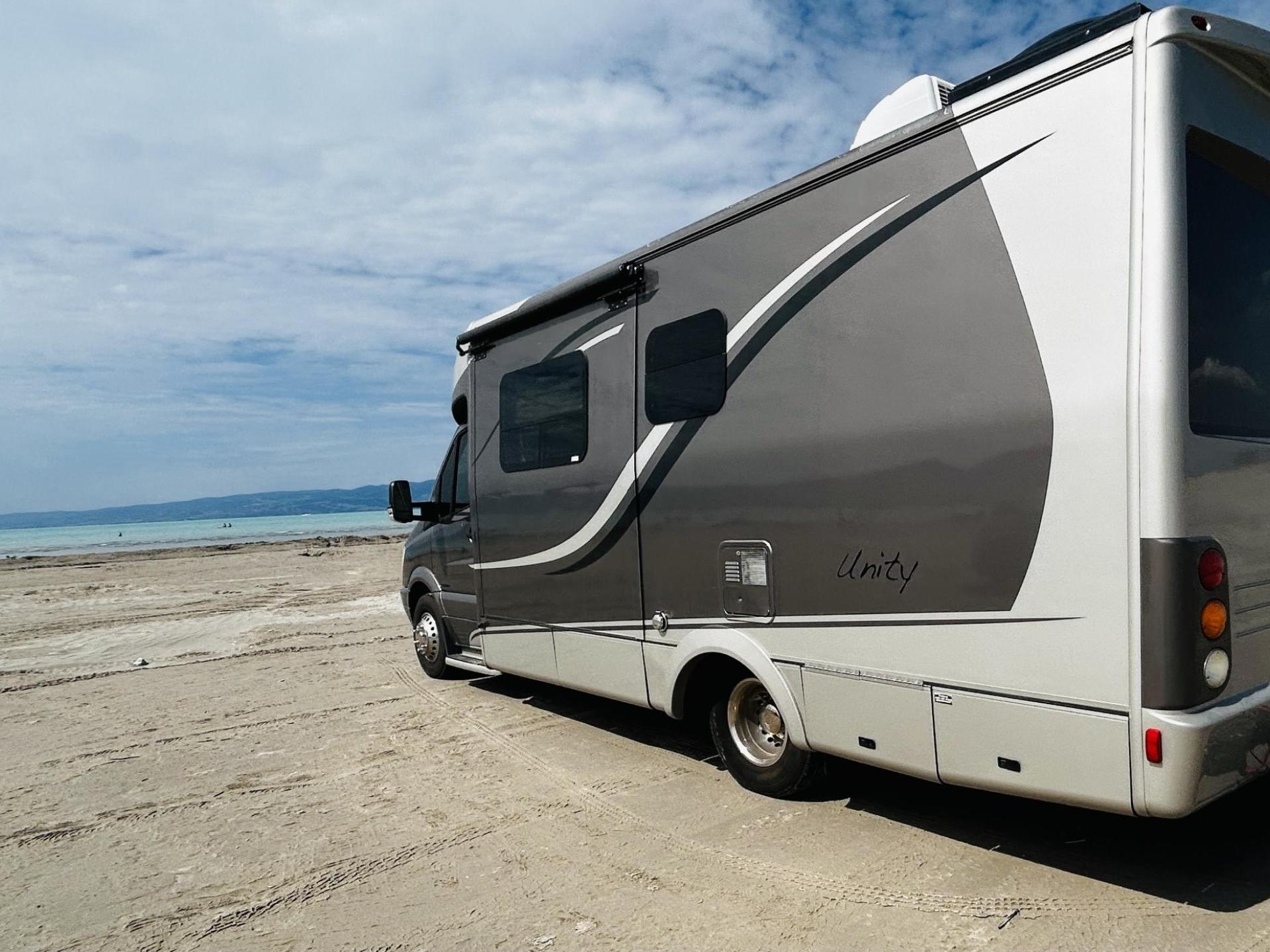 2013 Leisure Travel Vans Unity u24mb