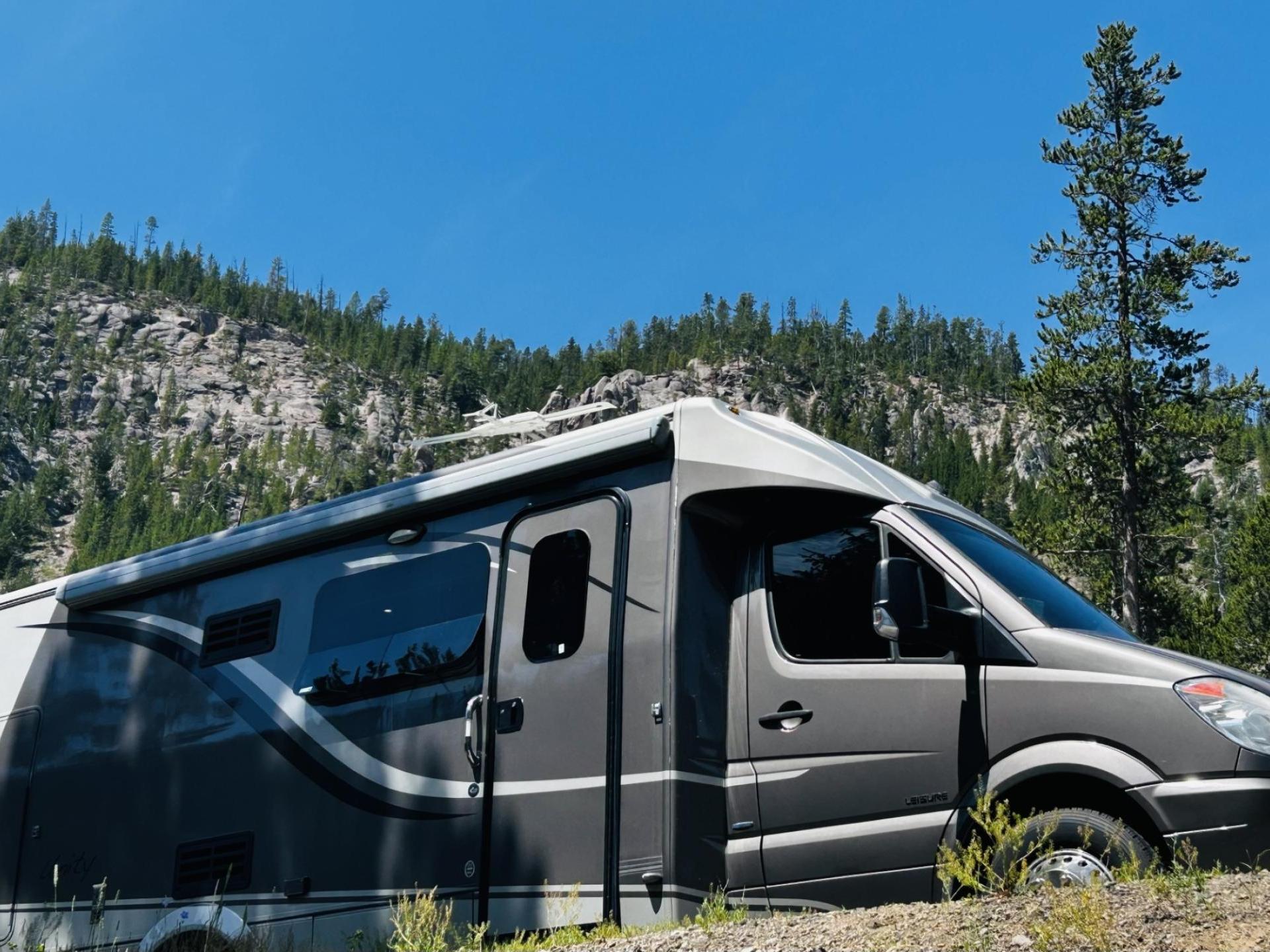 2013 Leisure Travel Vans Unity u24mb