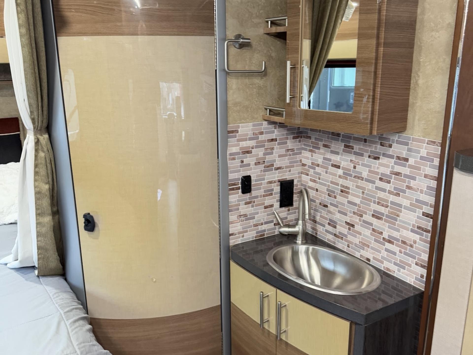 2016 Winnebago Navion 24j