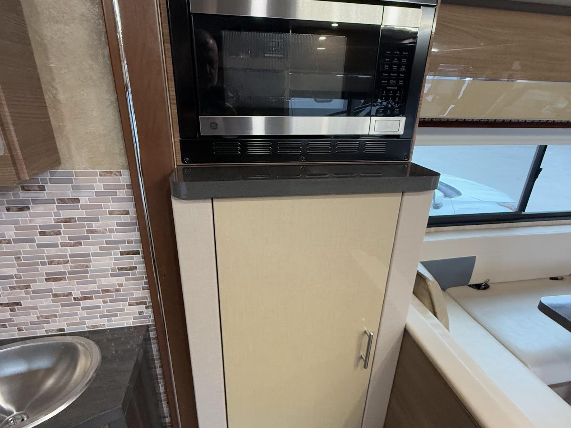2016 Winnebago Navion 24j